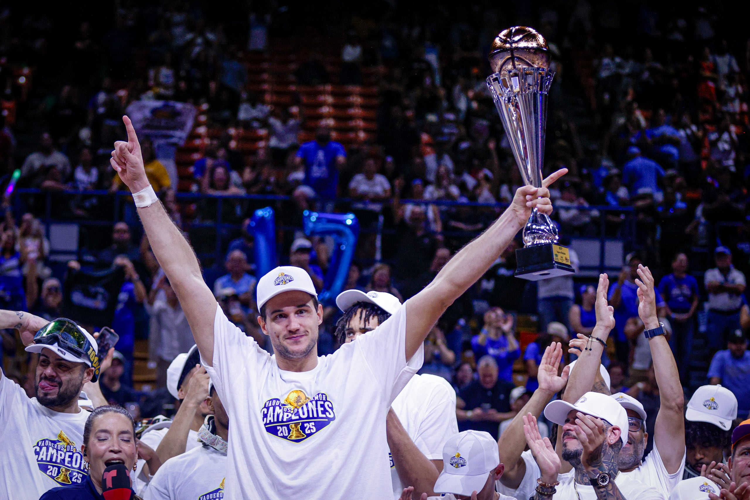 El italiano Danilo Gallinari alza el premio de Jugador Más Valioso de la final.