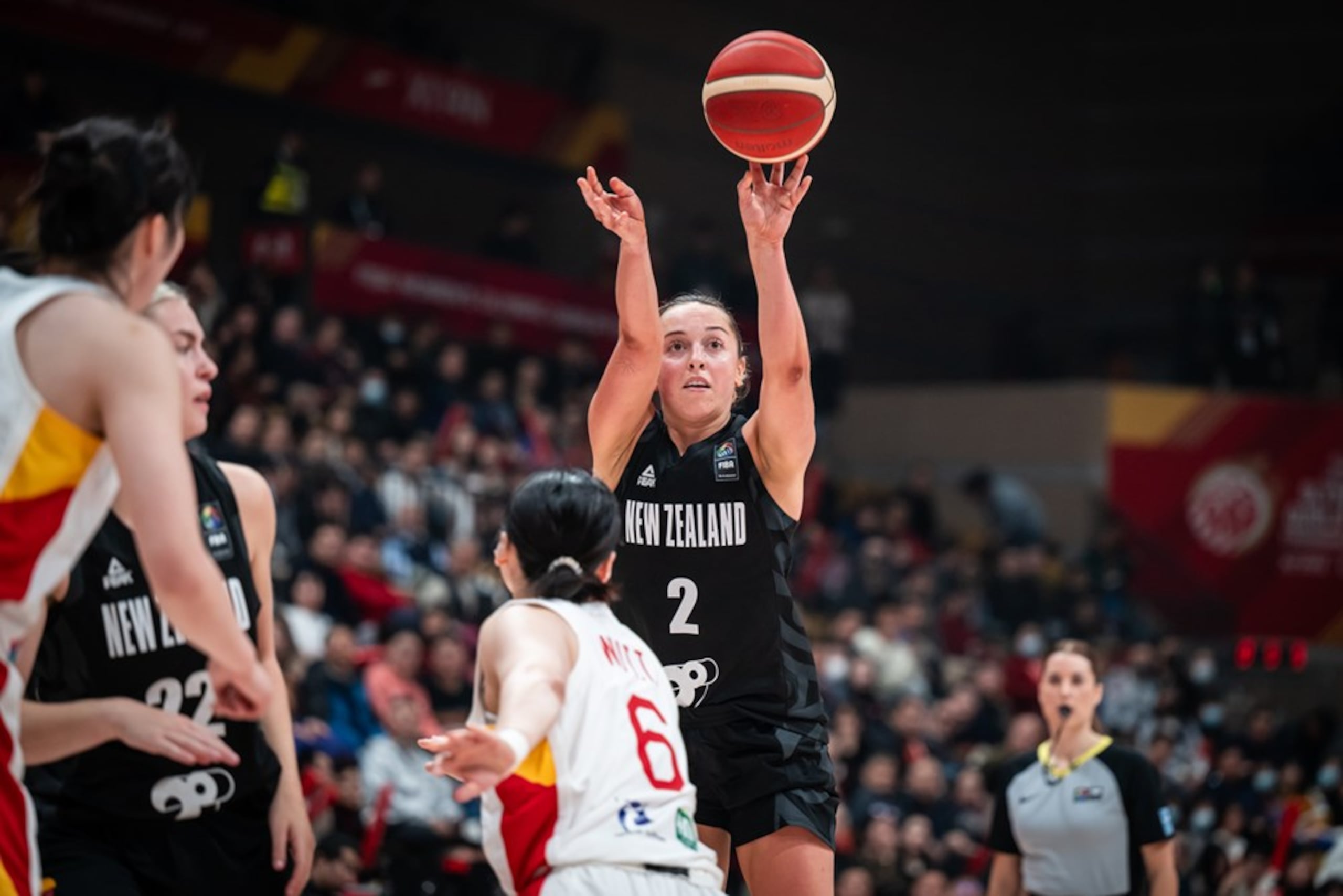 Lauryn Hippolite,de Nueva Zelanda, que tiró de 38-16 desde dentro del arco ante China el jueves.