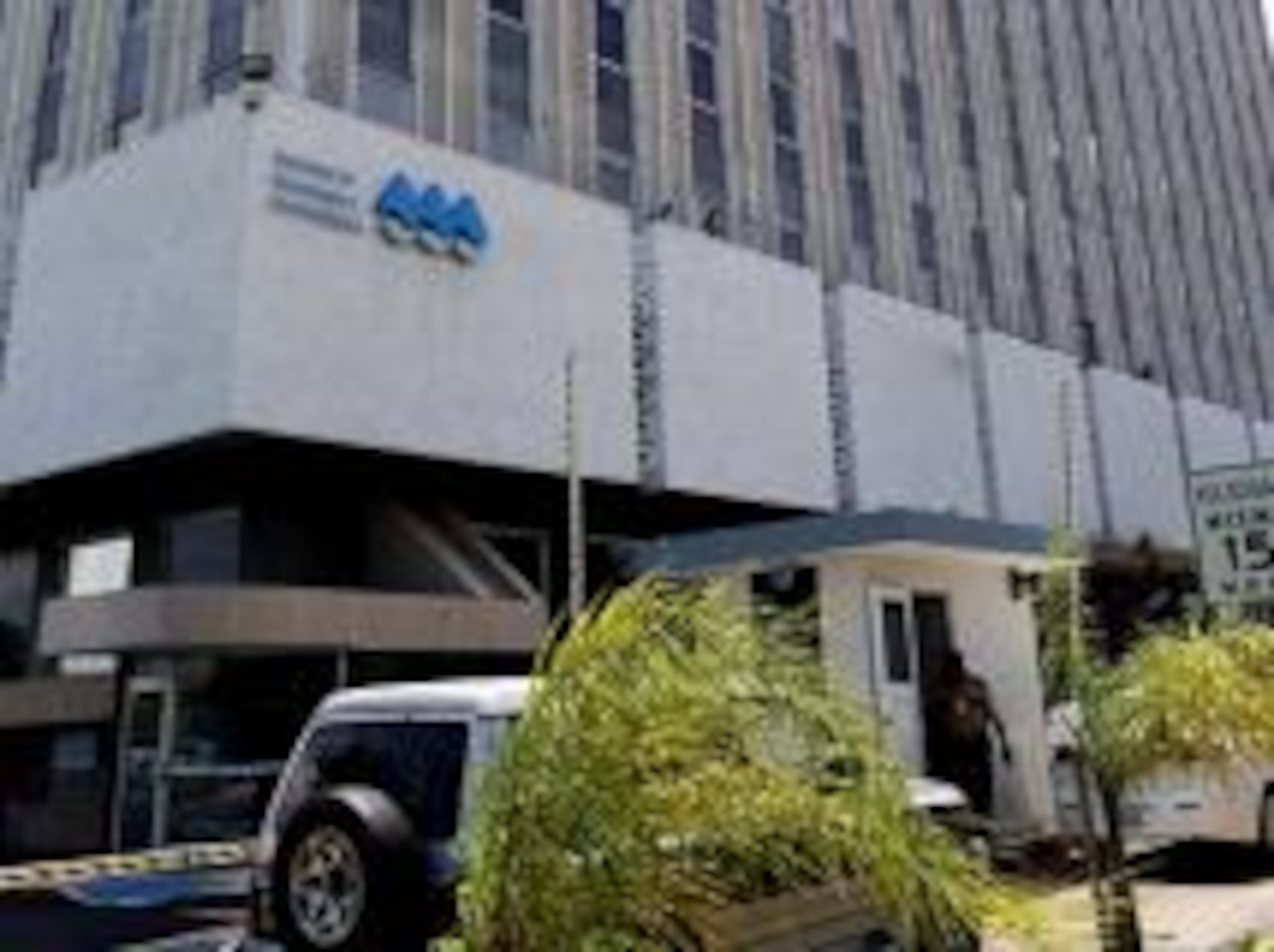 El líder sindical sostuvo que cuando los empleados de brigadas se presentaron a sus instalaciones de trabajo hoy, se les indicó que entregaran las llaves de los vehículos oficiales y abandonaran las instalaciones.