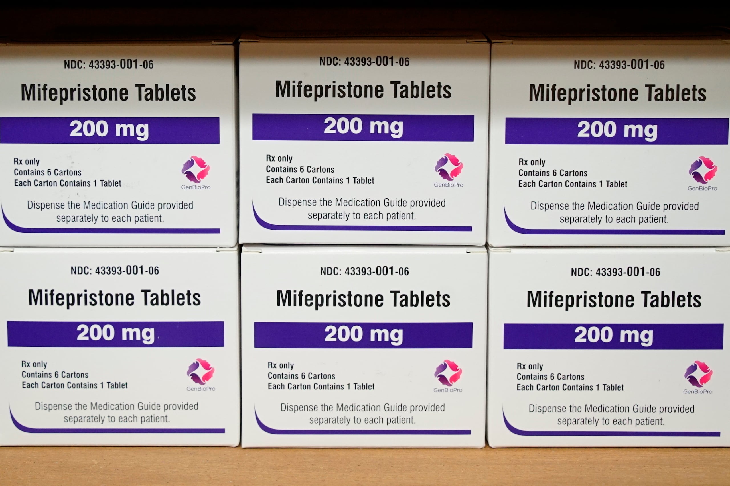 Cajas del medicamento abortivo Mifepristona permanencen en un anaquel en el Centro de la Mujer de Alabama Occidental.