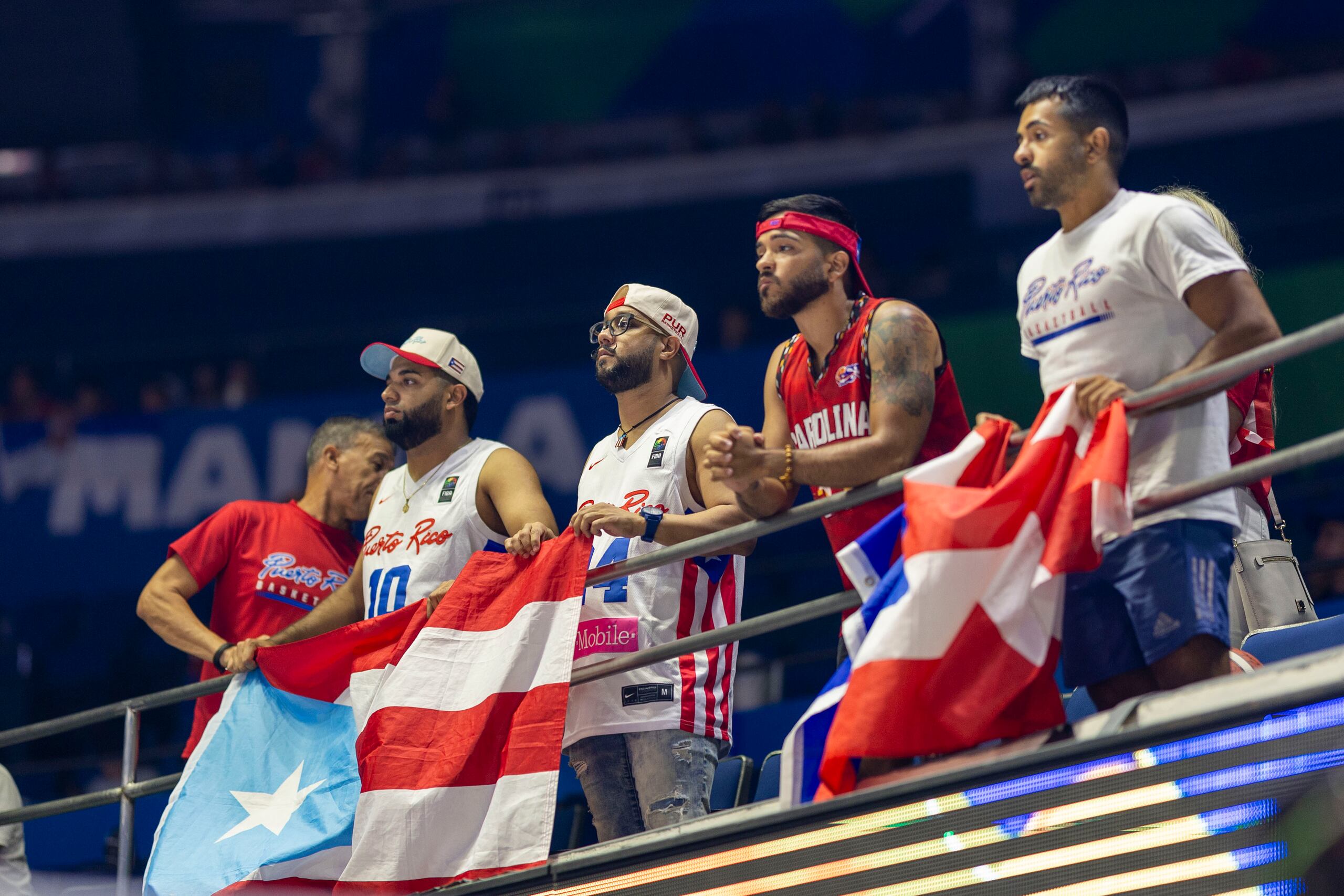 Un grupo de fanáticos boricuas alienta a su equipo en Manila, Filipinas.