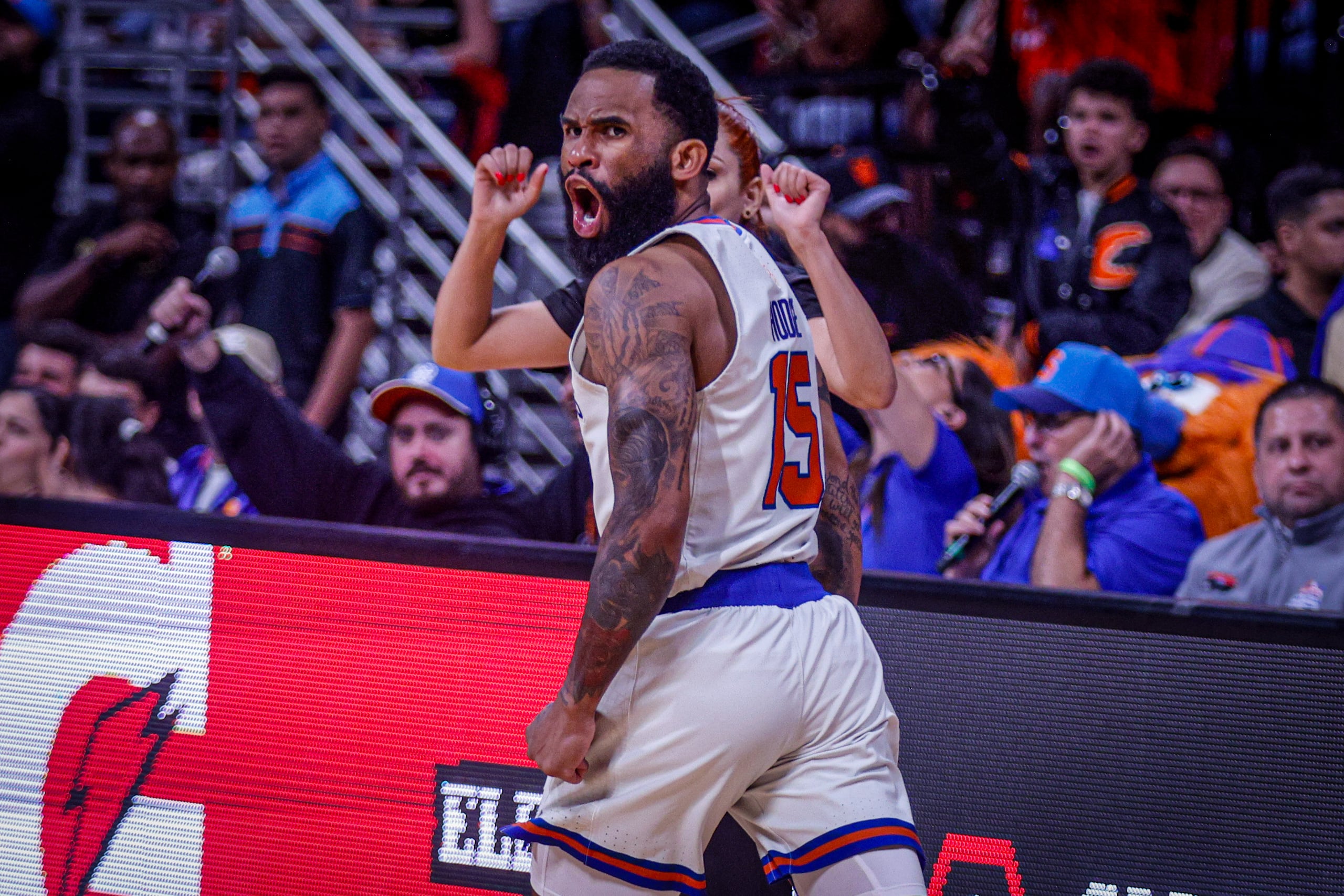 Walter Hodge Jr., de los Cangrejeros de Santurce, celebra un canasto frente a los Criollos de Caguas en el primer juego de los cuartos de final del BSN.