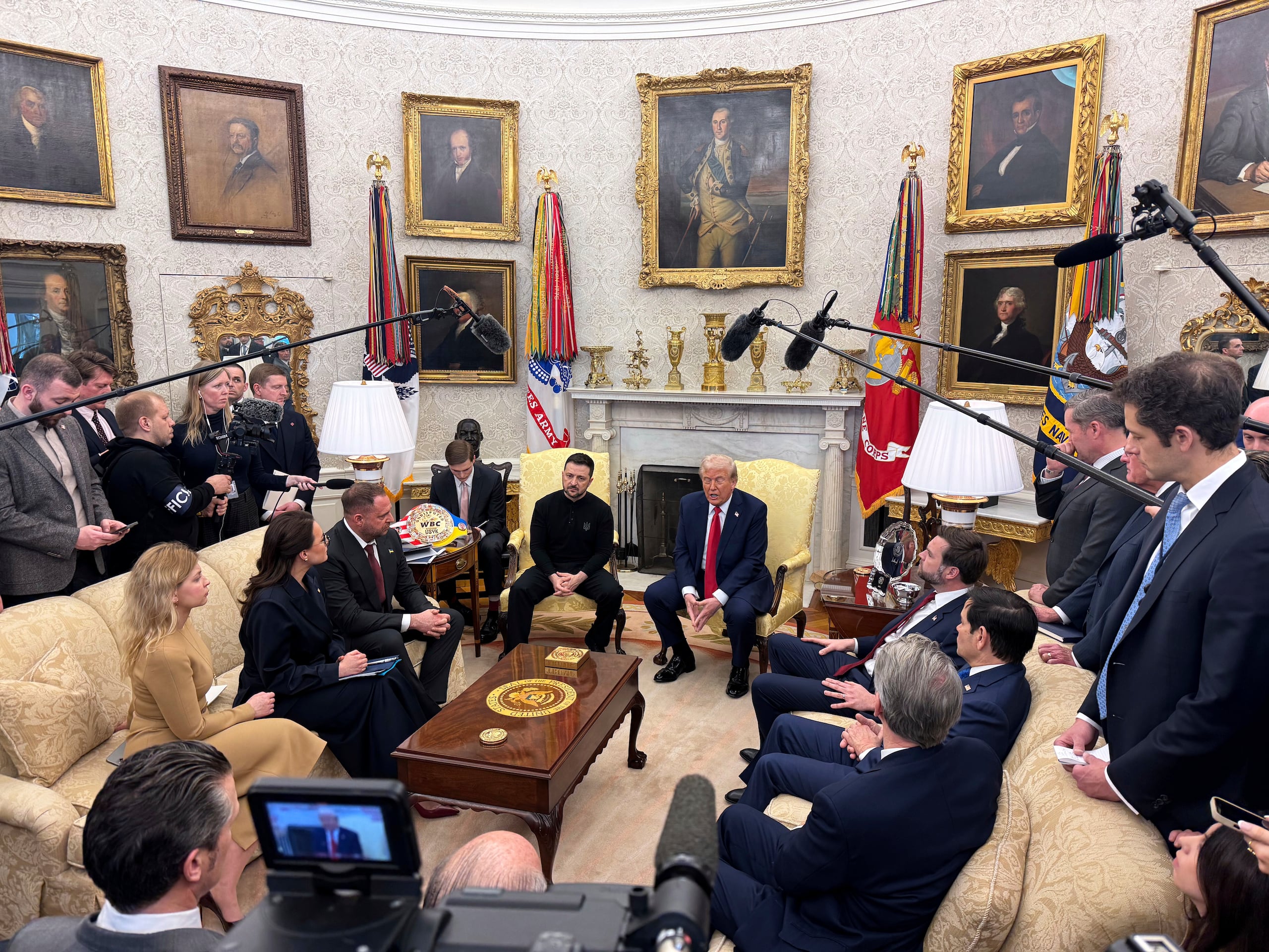 El presidente Donald Trump reunido con el presidente de Ucrania, Volodymyr Zelenskyy, en la Oficina Oval de la Casa Blanca en Washington, el viernes 28 de febrero de 2025. (AP Photo/Mstyslav Chernov)