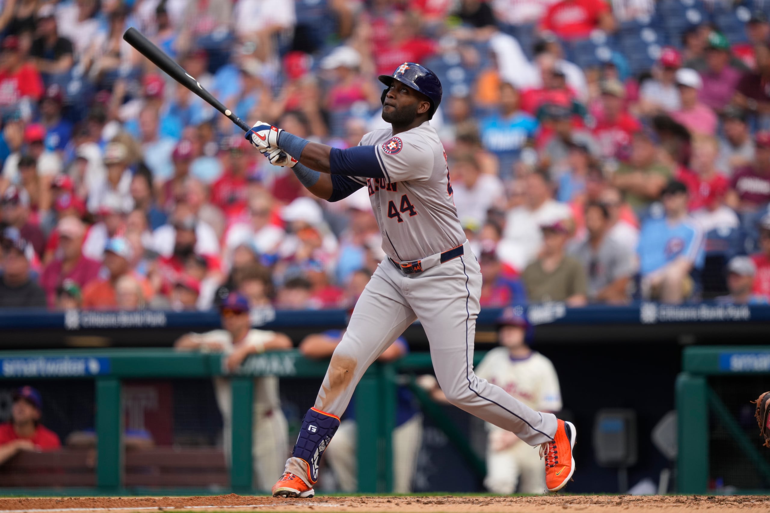 Yordan Álvarez, de los Astros de Houston, en un turno al bate ante los Phillies de Filadelfia.