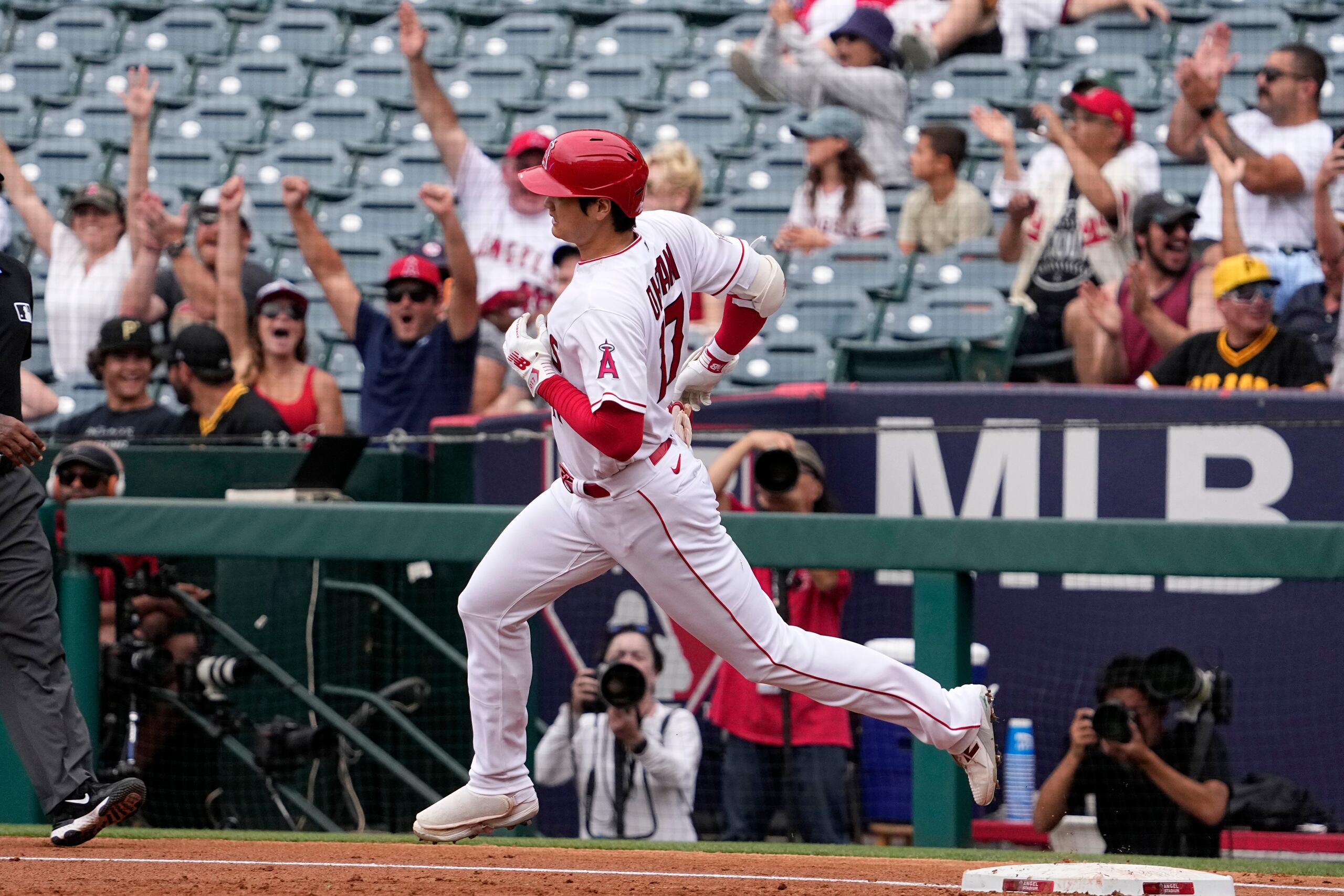 Shohei Ohtani pega un jonrón por los Angels de Los Ángeles ante los Pirates de Pittsburgh, el domingo 23 de julio de 2023, en Anaheim, California.