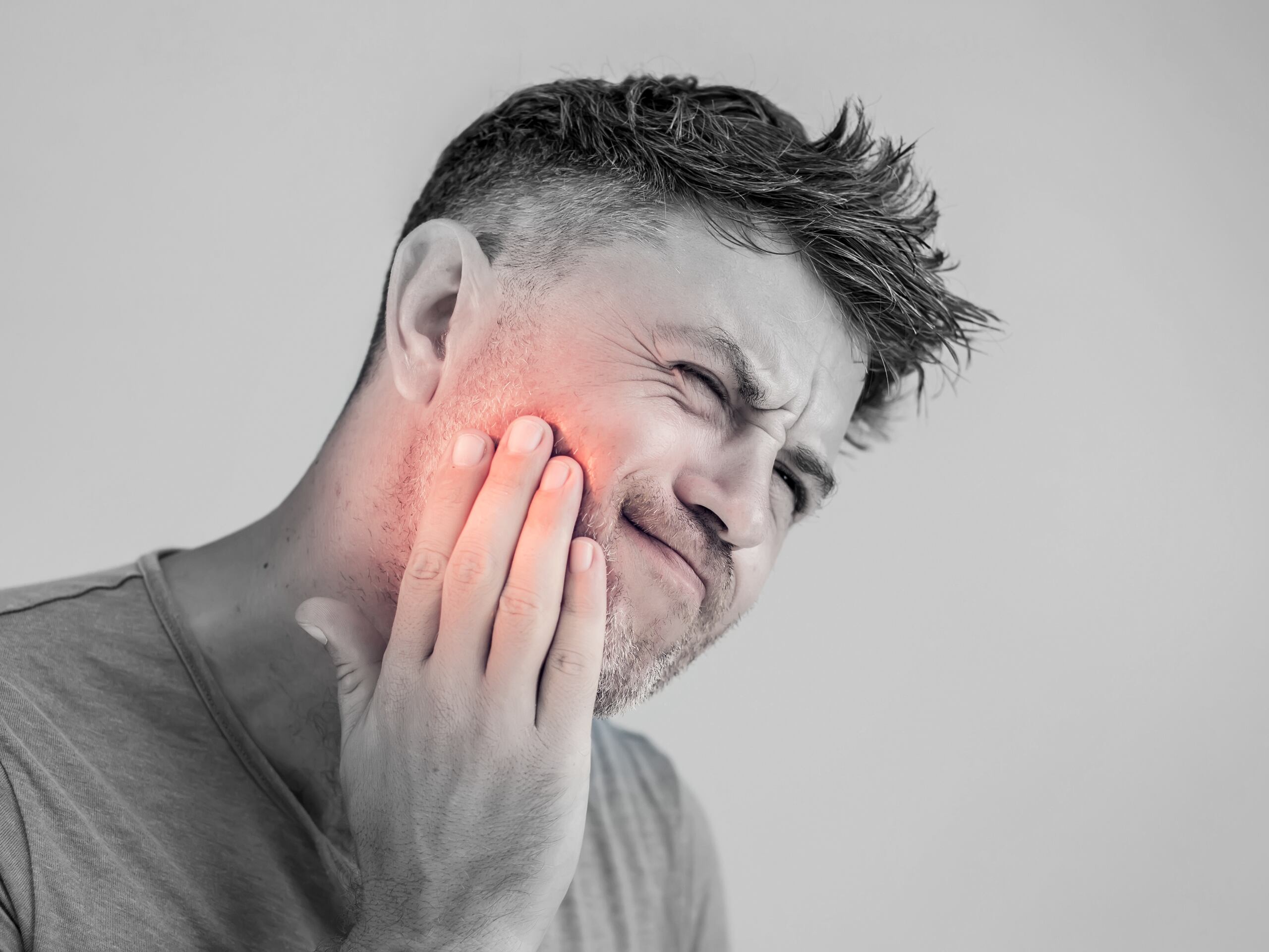 Aunque el dolor de los dientes puede ser un síntoma común de la sinusitis crónica, también lo puede ser la sinusitis odontogénica (de origen dental).