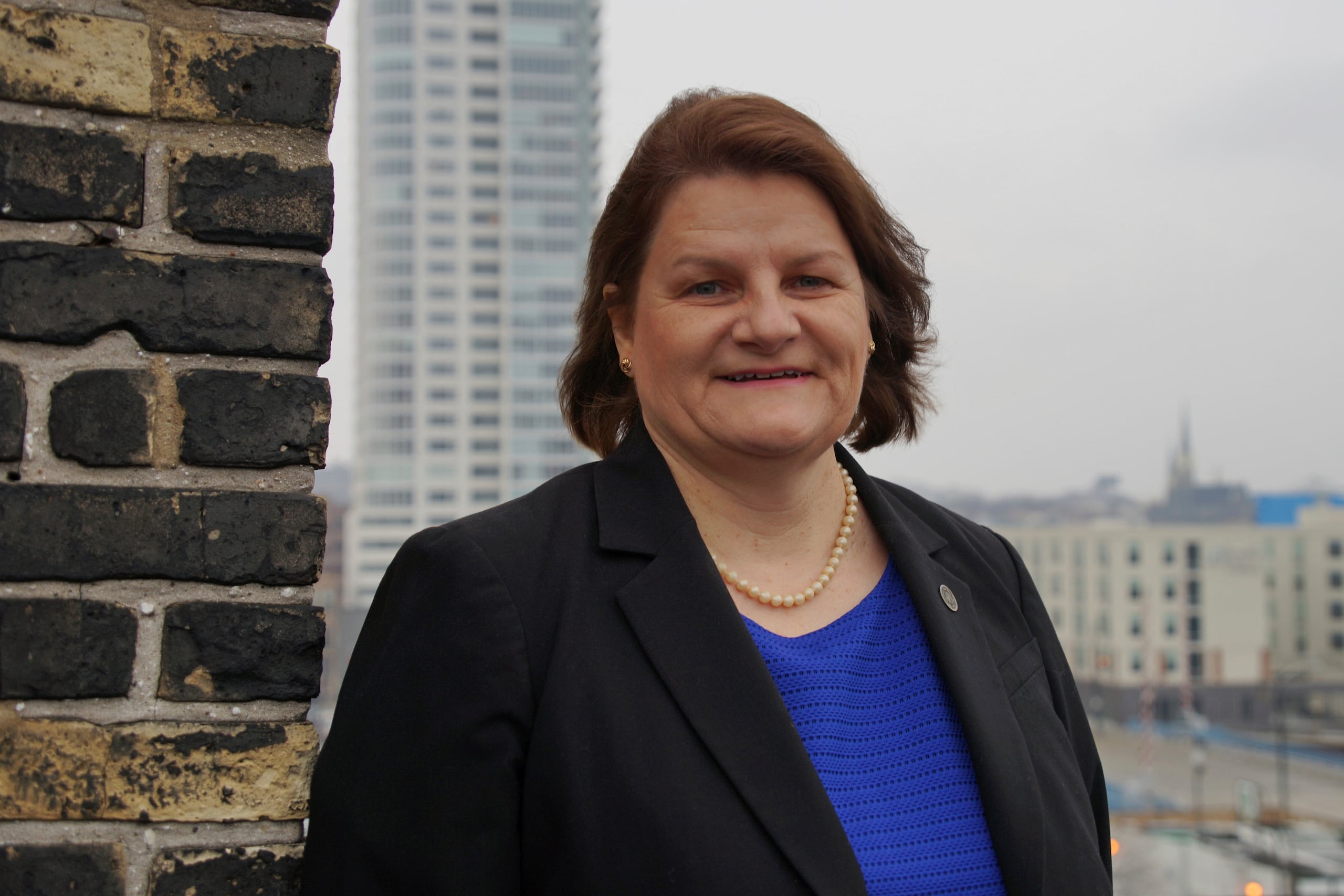 Los abogados de Hannah Dugan insistieron en que simplemente buscaba seguir los protocolos del tribunal, según los cuales se debe informar a un superior sobre la presencia de agentes de inmigración, y que en ningún momento buscó intencionadamente obstruir la labor de los oficiales.