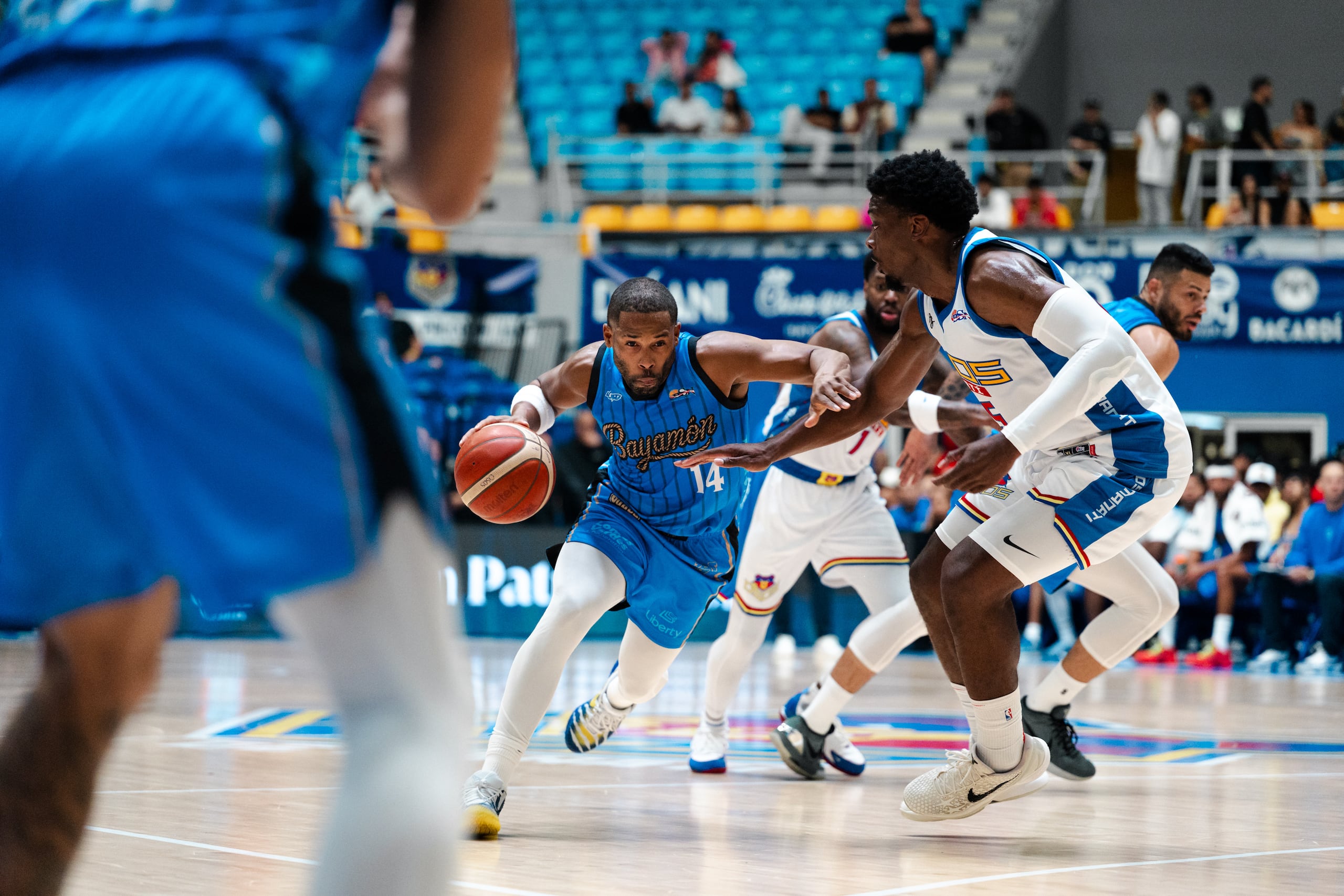 Gary Browne, armador de los Vaqueros de Bayamón, maneja el balón ante la defensa de los Osos de Manatí.