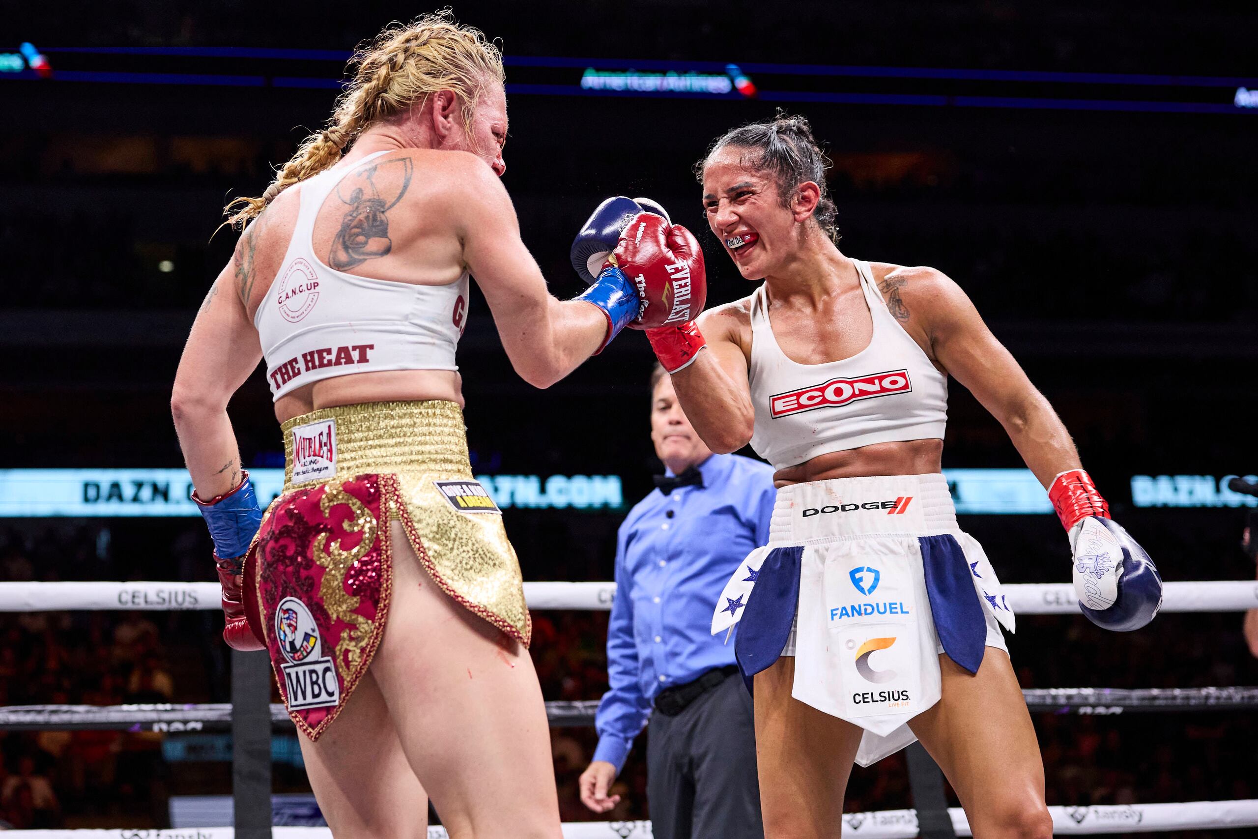 Amanda Serrano, aquí en su pelea frente a Heather Hardy, hará historia el viernes 27 de octubre al pelear ante Danila Ramos a 12 asaltos de tres minutos cada uno, como lo hacen los hombres en el boxeo.