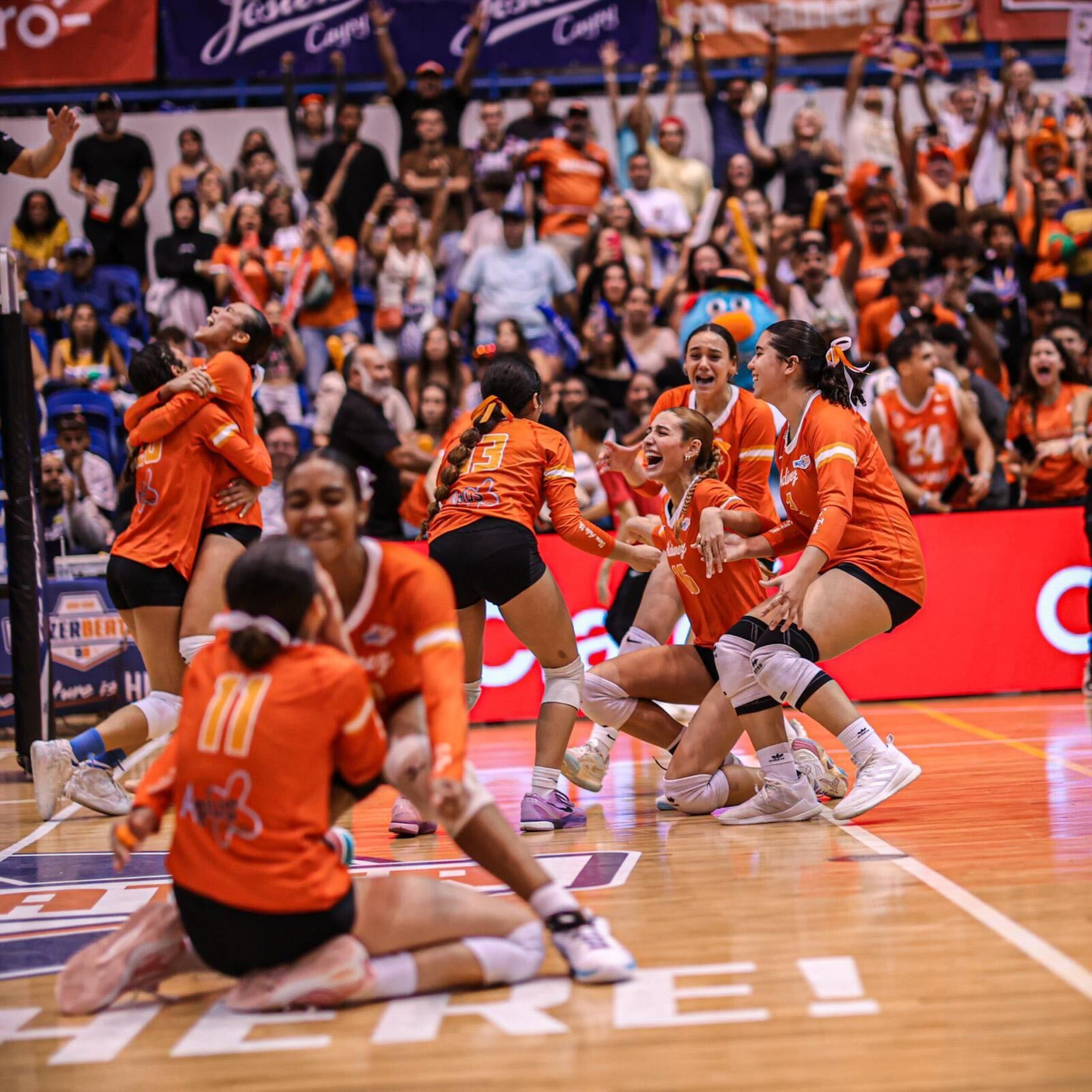 Las jugadoras del Colegio Adianez celebras, tras capturar por segundo año consecutivo la Copa Buzzer Beater senior femenino.