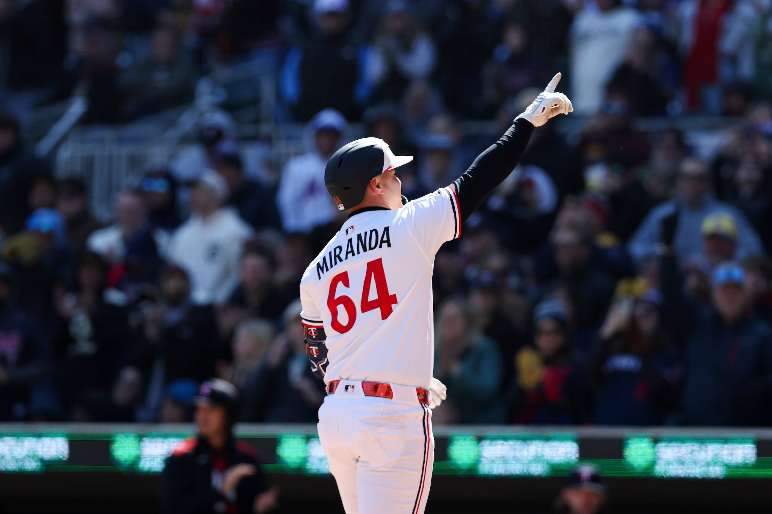 El puertorriqueño de los Twins de Minnesota José Miranda reacciona a su jonrón en la cuarta entrada ante los Astros de Houston.