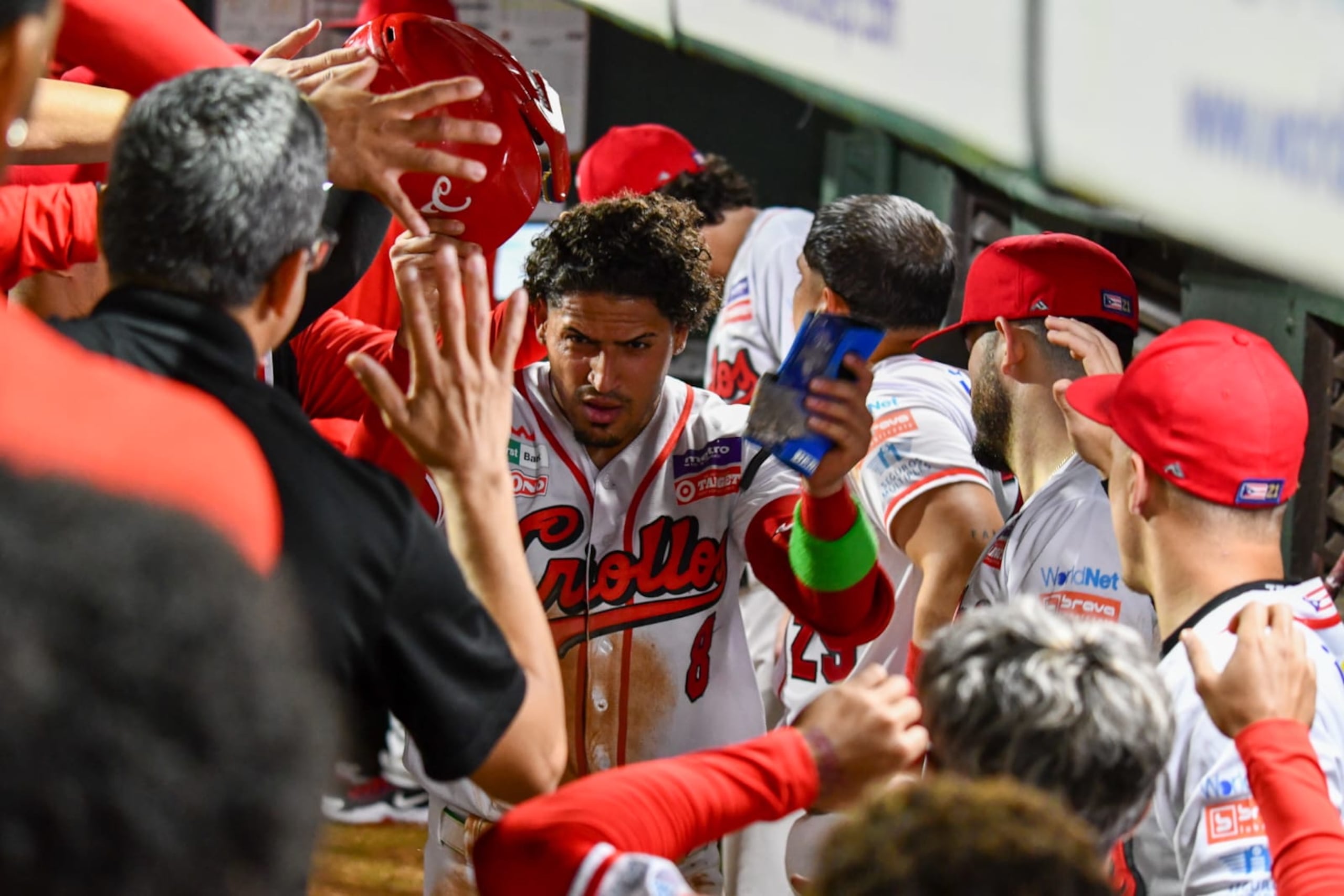 Luis Vázquez celebra con los Criollos de Caguas, tras anotar una carrera frente a los Indios de Mayagüez.