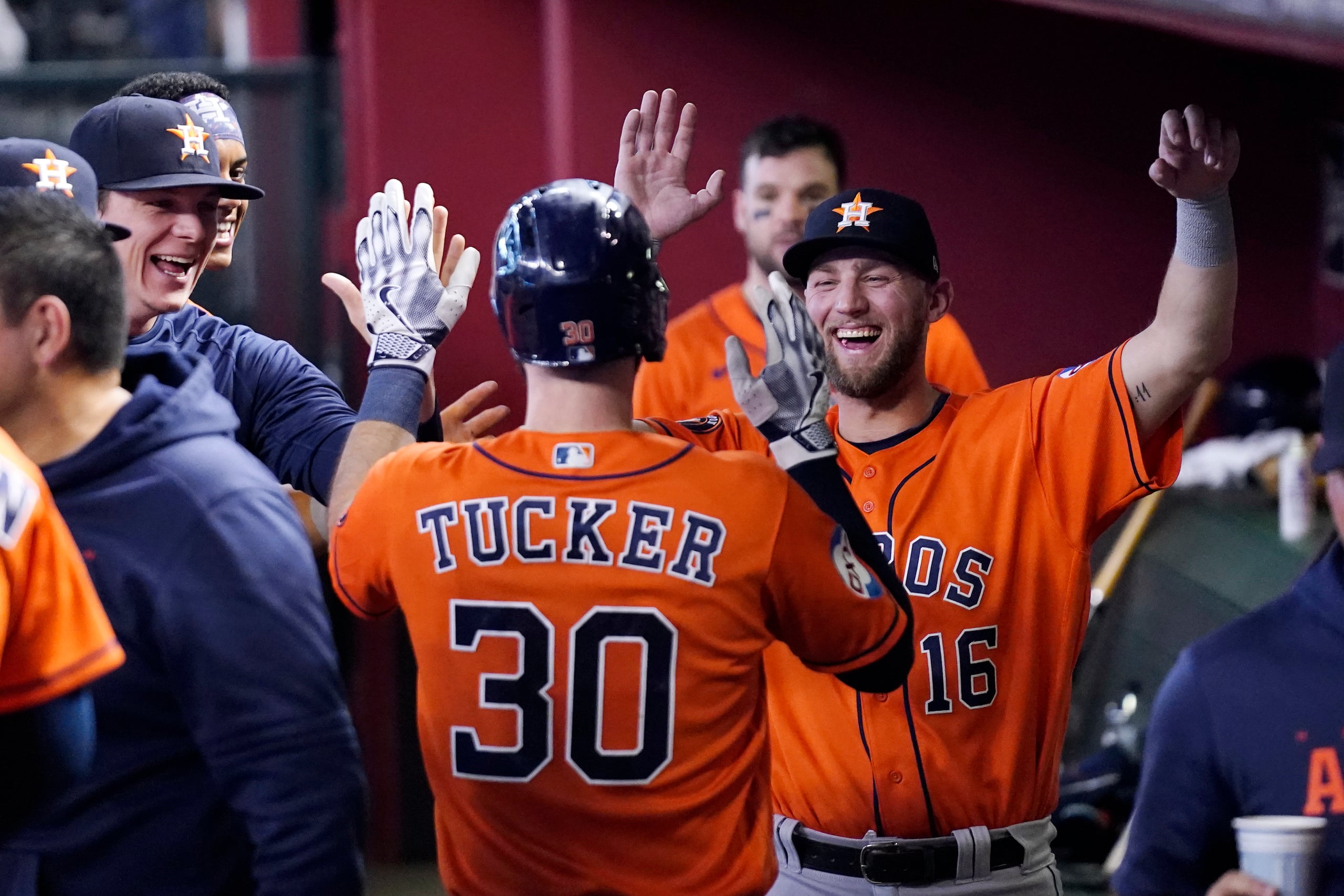 Kyle Tucker (30), de los Astros, es recibido en el plato luego de anotar una carrera en la victoria 9-1 ante los Diamonbacks de Arizona.
