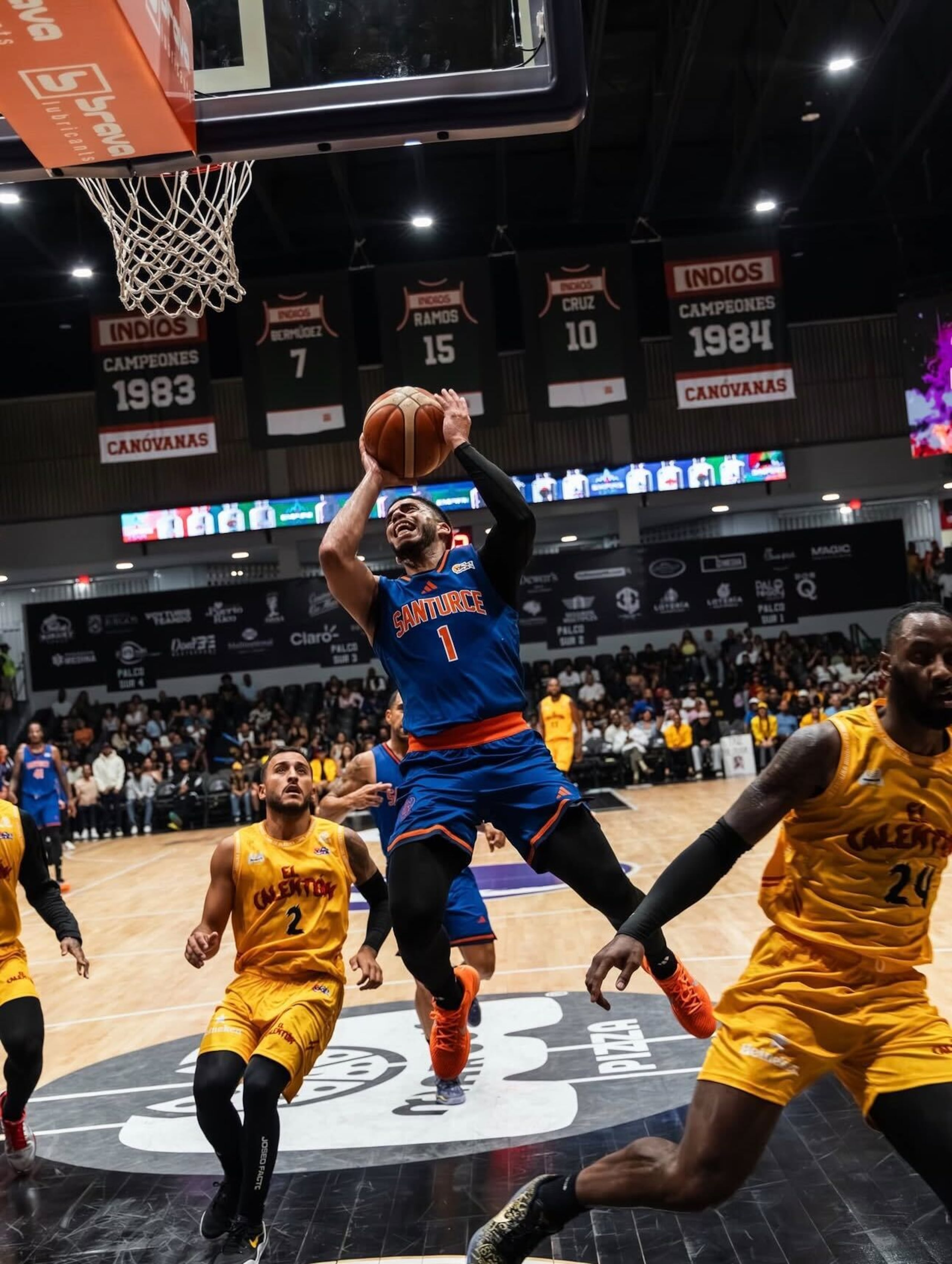 Jordan Howard, de los Cangrejeros de Santurce, en una jugada en transición ante los Gigantes de Carolina-Canóvanas.