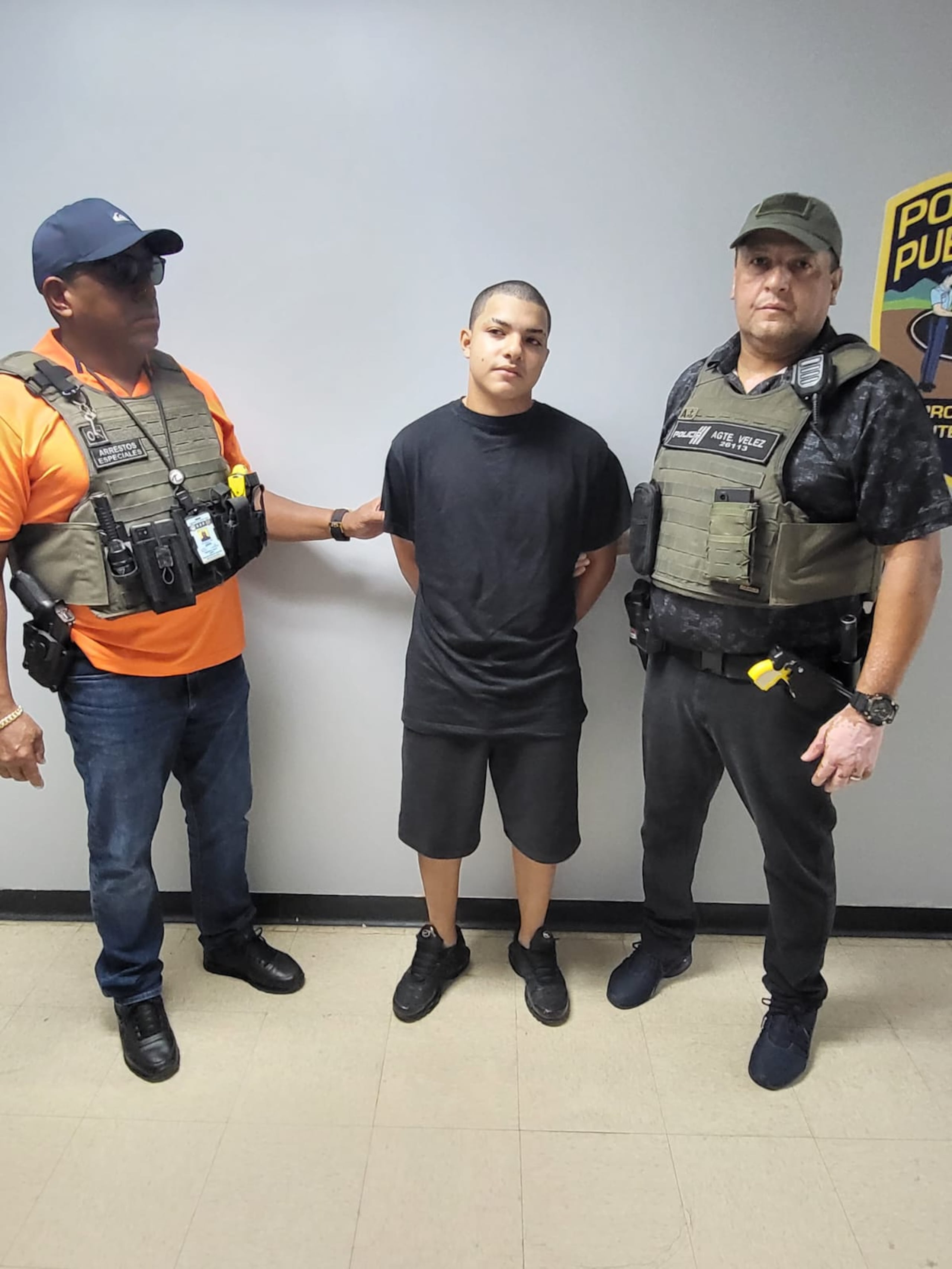 Jenniel Alexander Rodríguez García tras ser arrestado en un motel de Naguabo donde se ocultaba tras el crimen de una pareja de envejecientes en Naguabo.