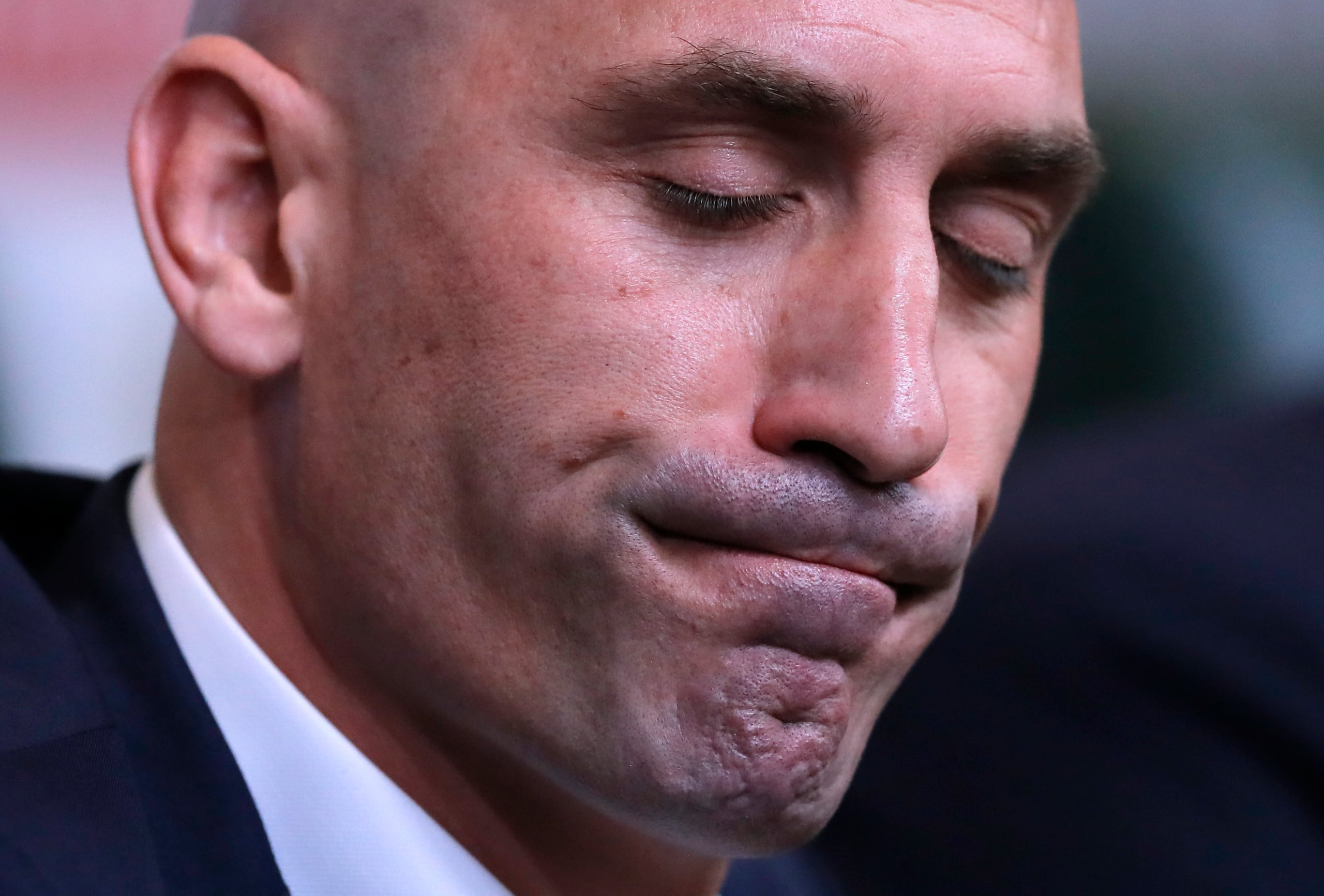 El entonces presidente de la federación española de fútbol, Luis Rubiales, besó en la boca a la jugadora Jenni Hermoso, sin consentimiento, luego que España ganara la Copa del Mundo femenino en agosto pasado.