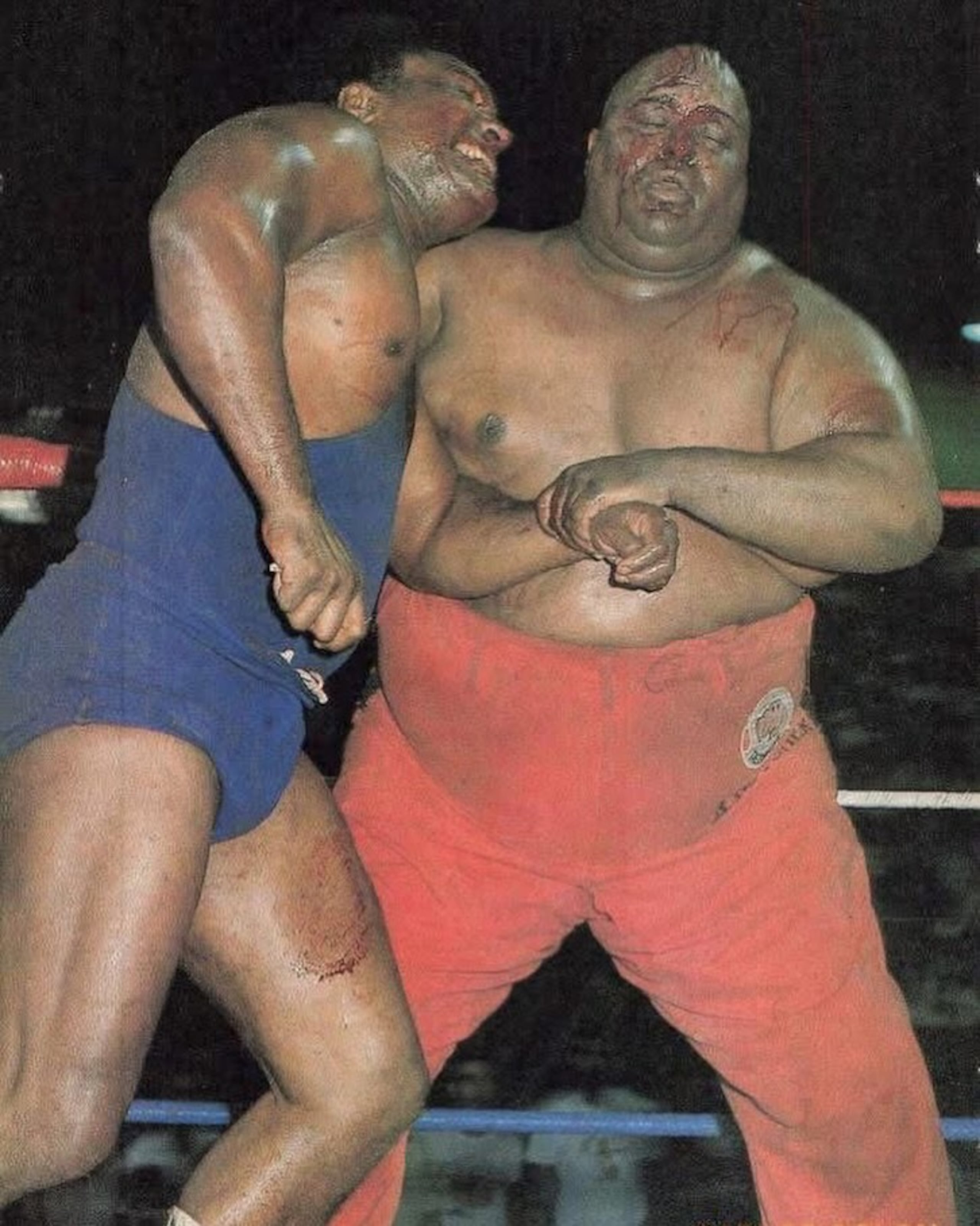 Carlos Colón y Abdullah The Butcher en una de sus clásicas sangrientas luchas durante la década de los 80.