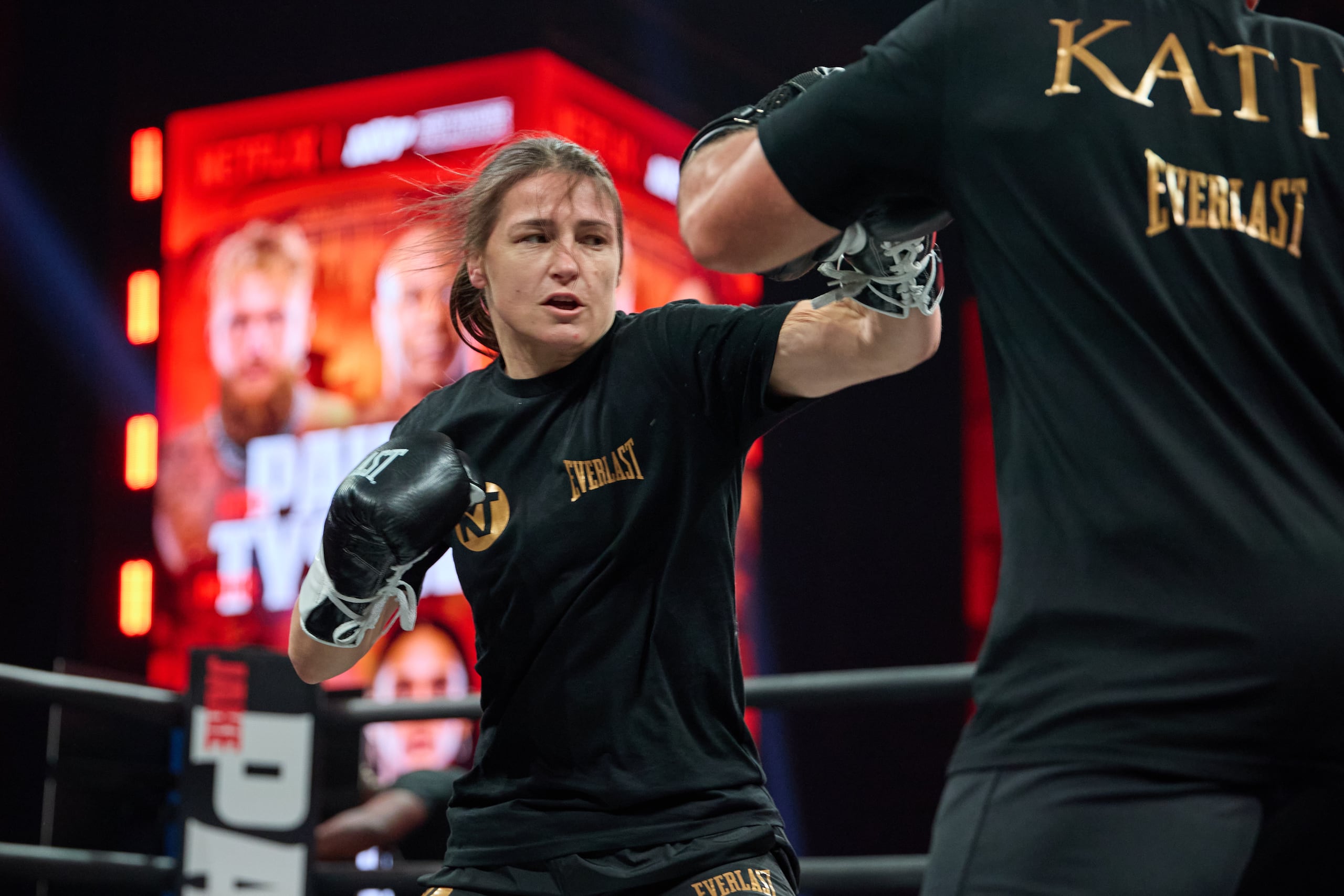 Katie Taylor trabaja durante su sesión de entrenamiento pública.