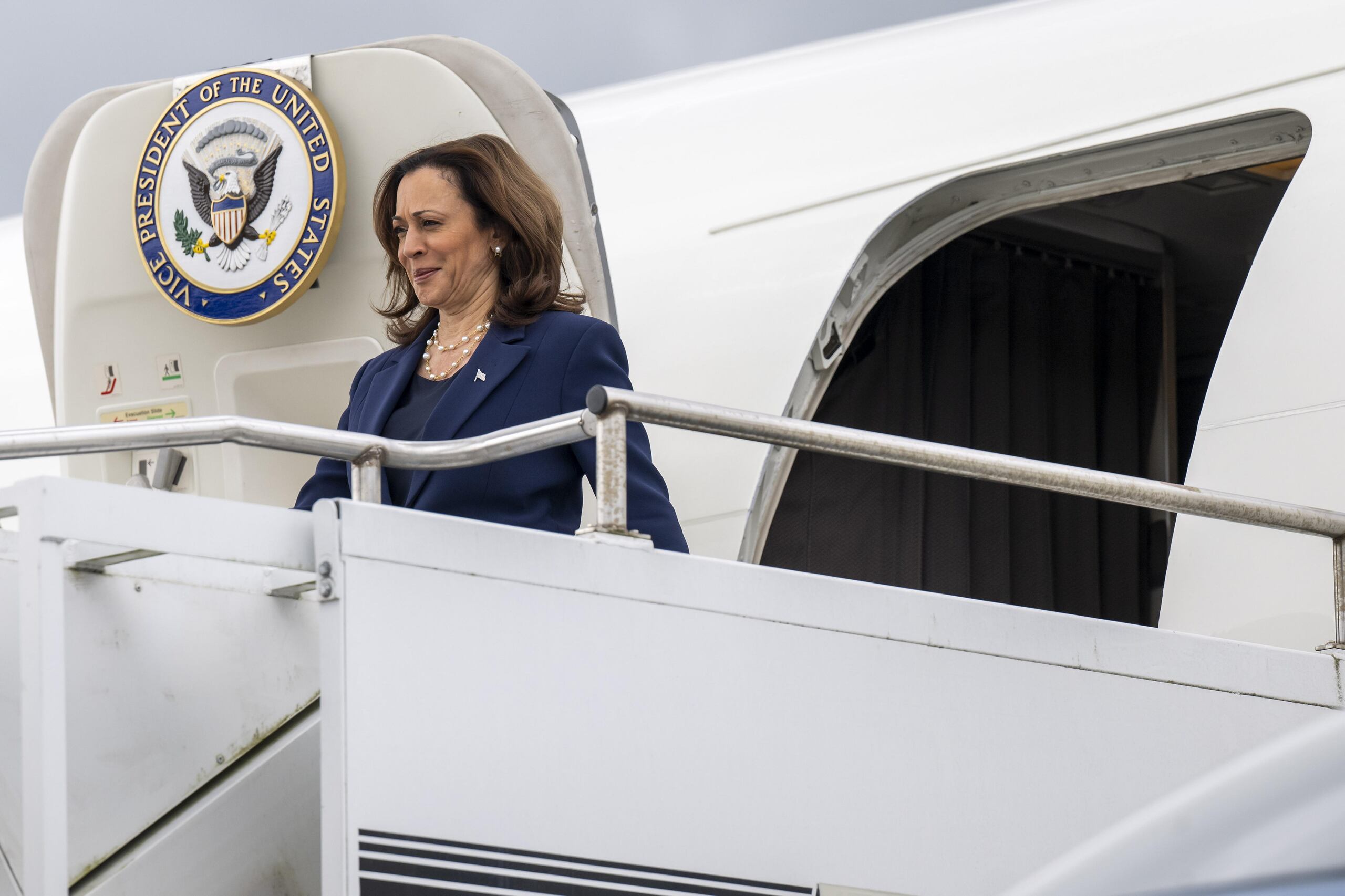 Harris insistió  en su apoyo al presidente, a quien ya defendió el pasado jueves tras el debate, afirmando que Biden tuvo un comienzo débil pero un final muy fuerte.