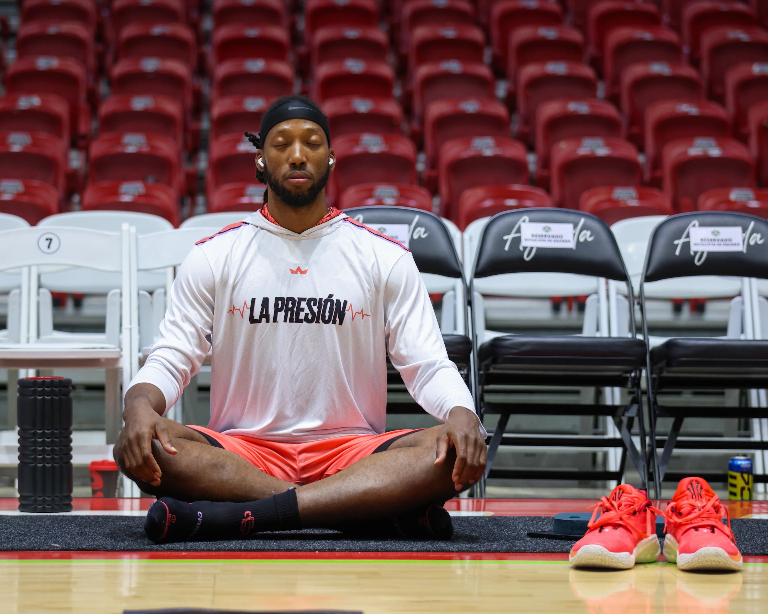 Akil Mitchell realiza una rutina de yoga antes de un juego de los Criollos de Caguas.