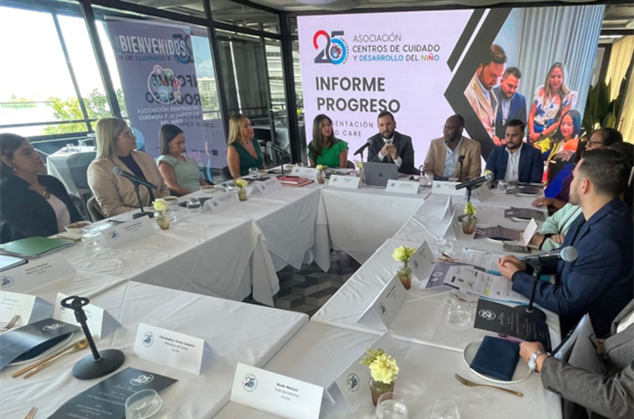 El evento también participaron funcionarios de ACUDEN y dueños de los centros de cuidado y desarrollo de niños.