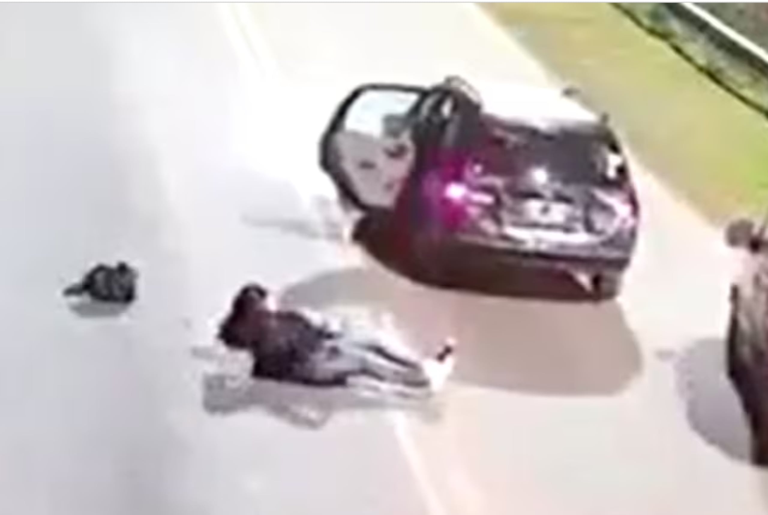 La mujer -cuya identidad no fue revelada- abrió la puerta trasera de vehículo y se lanzó contra el asfalto.