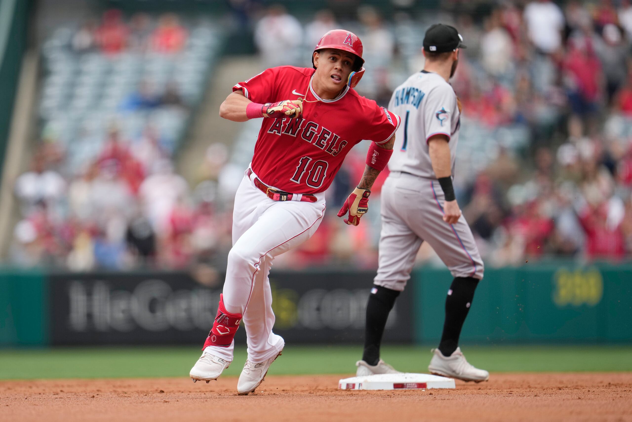 Gio Urshela, de los Angels de Los Ángeles, necesita recuperarse de una fractura de cadera, lo que le podría tomar el resto de la temporada.