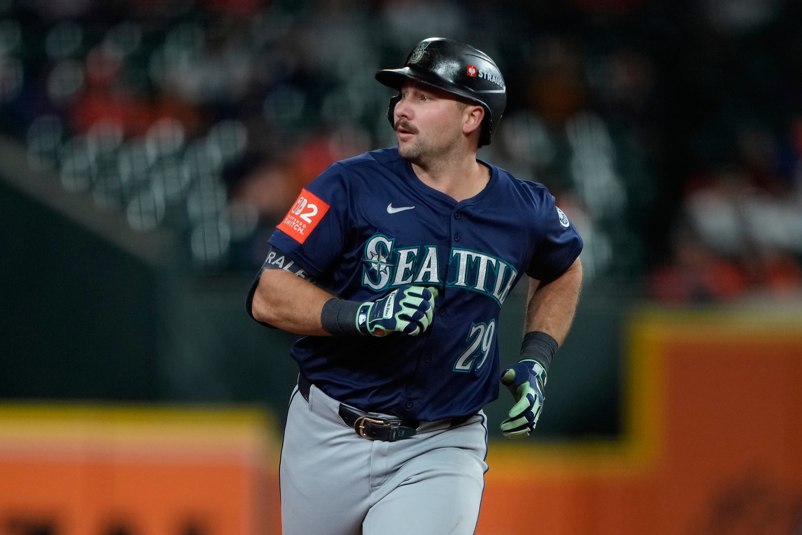 Cal Raleigh, de los Mariners, corre las bases luego de su jonrón de dos carreras en la novena entrada en Detroit.