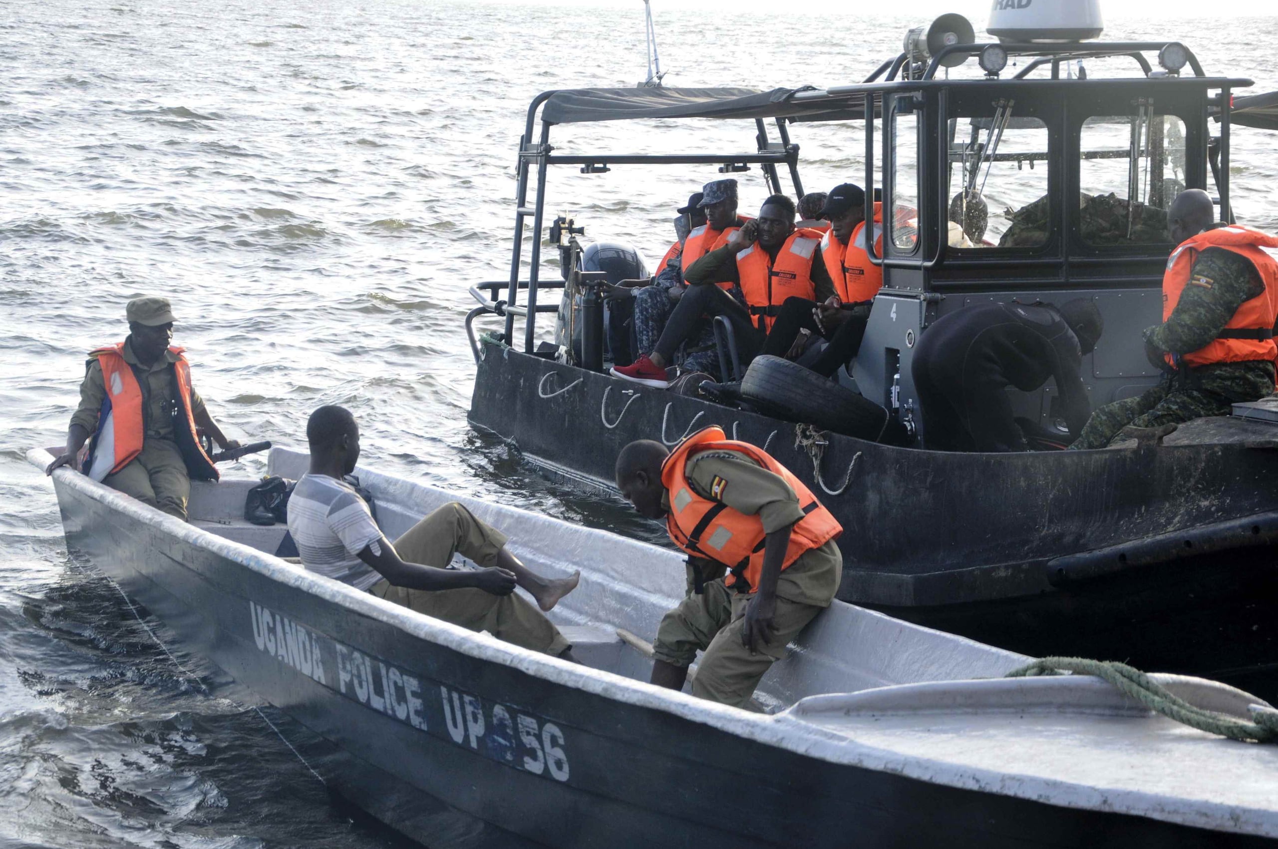 La Policía de Uganda trabaja en el lugar en donde naufragó el barco MV Templa, en el Lago Victoria. (EFE)