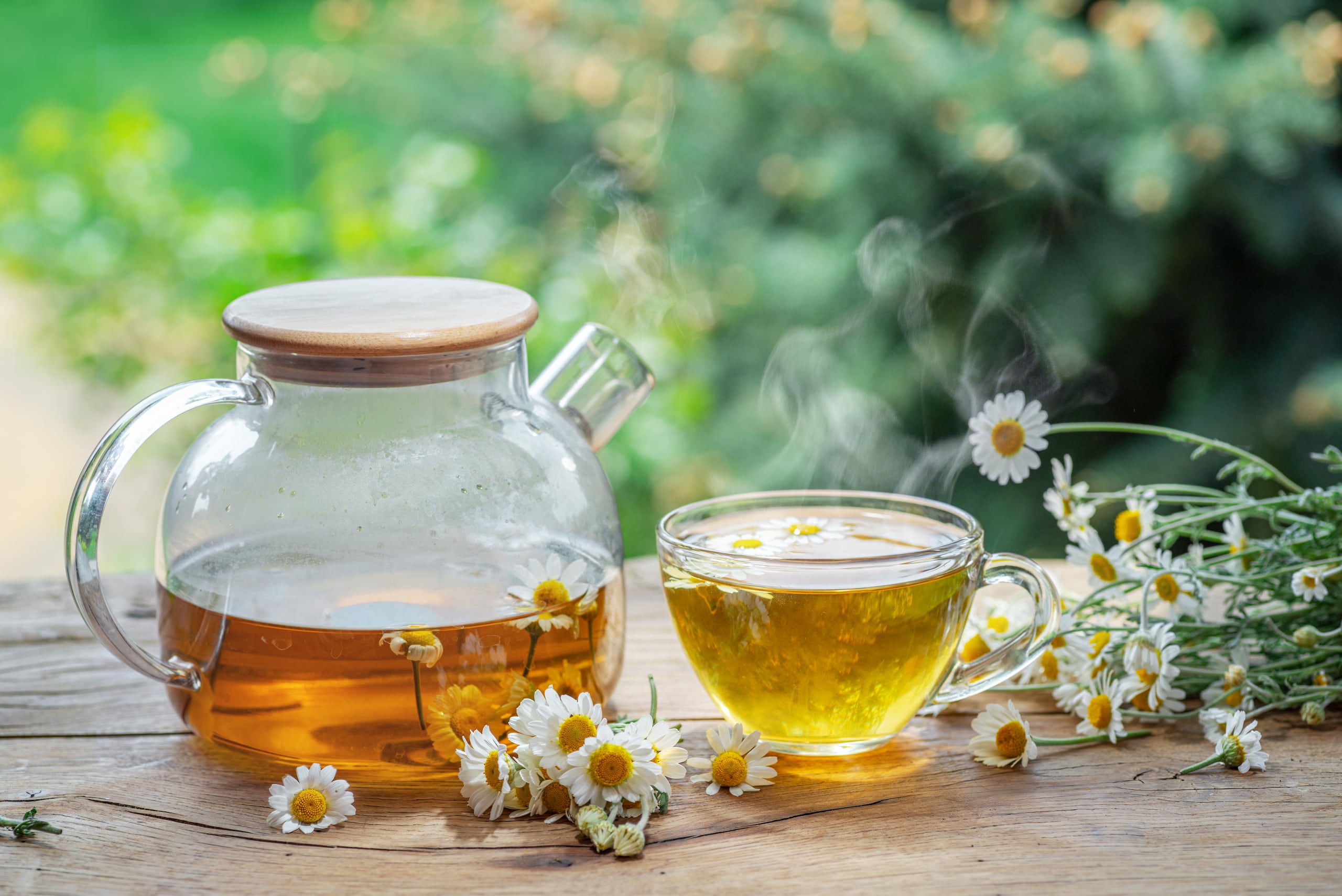 La manzanilla es rica en flavonoides, que nos ayudan como antioxidantes y antiinflamatorios. Además, podría estar vinculada a procesos celulares asociados a la pérdida de masa ósea.