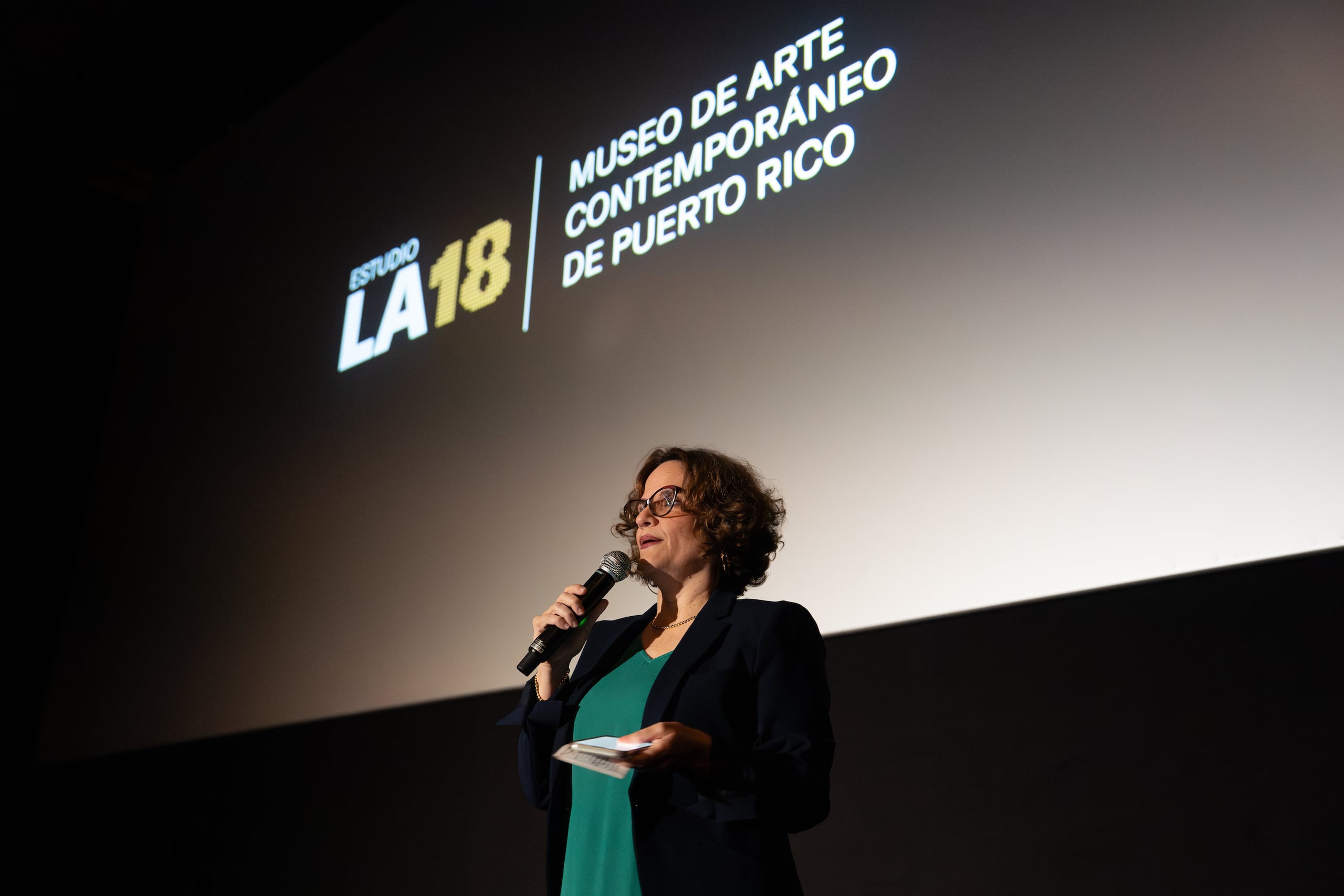 El MAC busca insertarse de manera más activa en la industria audiovisual del país, generando empleos de profesionales de este campo, mientras amplía la proyección del trabajo de artistas de todas las disciplinas. En la foto, Marianne Ramírez Aponte, directora ejecutiva y curadora en jefe del MAC, durante la presentación oficial del nuevo estudio el pasado 3 de junio de 2026.
