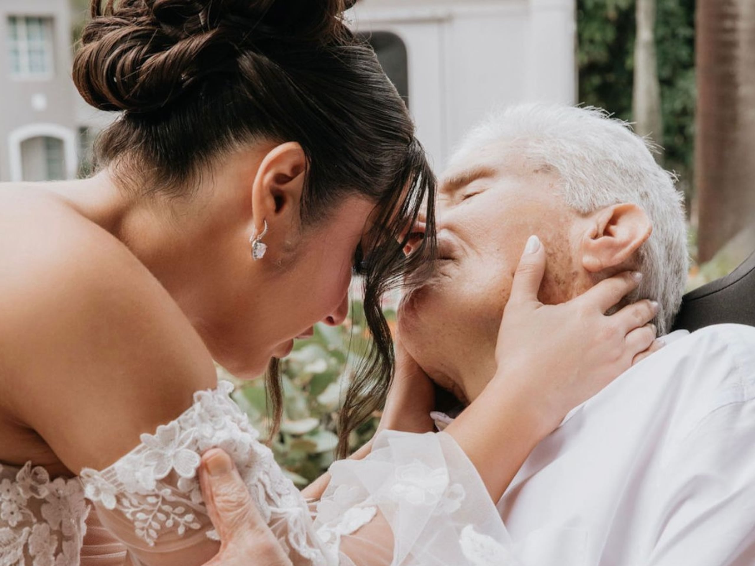 Los quebrantos de salud de su padre la motivaron a realizar en julio una primera boda con el pelotero Yadiel Rivera.