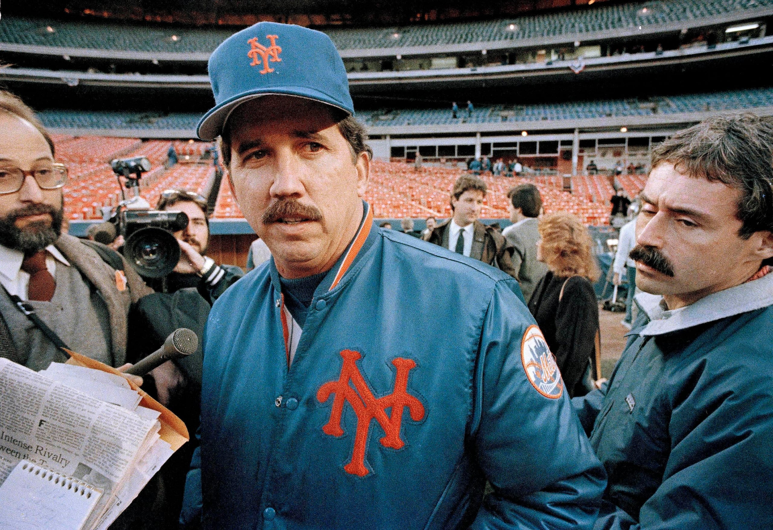 Davey Johnson, mánager de los Mets de Nueva York en el 1986, charla con reporteros previo al primer juego de la Serie Mundial contra los Medias Rojas de Boston en el Shea Stadium de Nueva York, el 18 de octubre de ese año. (AP Foto/Paul Bemoit)