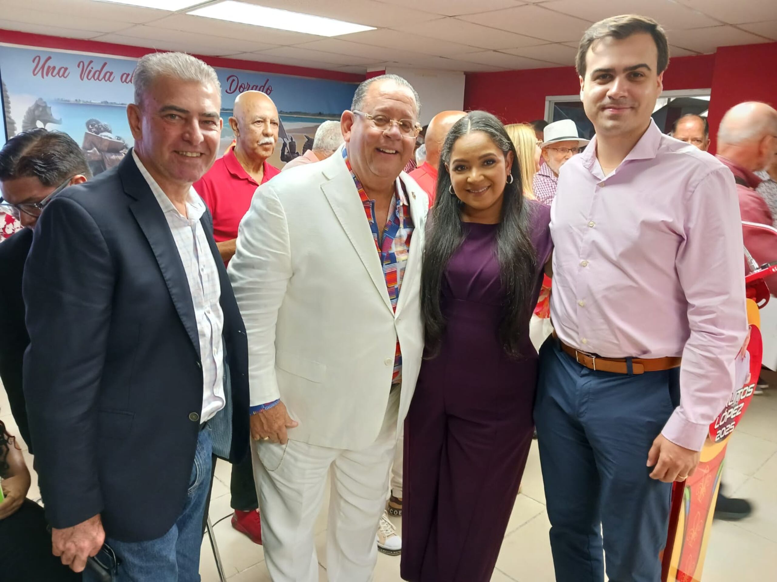 El exalcalde de Vega Alta, Oscar ‘Can’ Santiago radica candidatura para ocupar la silla que deja Tatito Hernández junto al alcalde de Dorado, Carlos López.