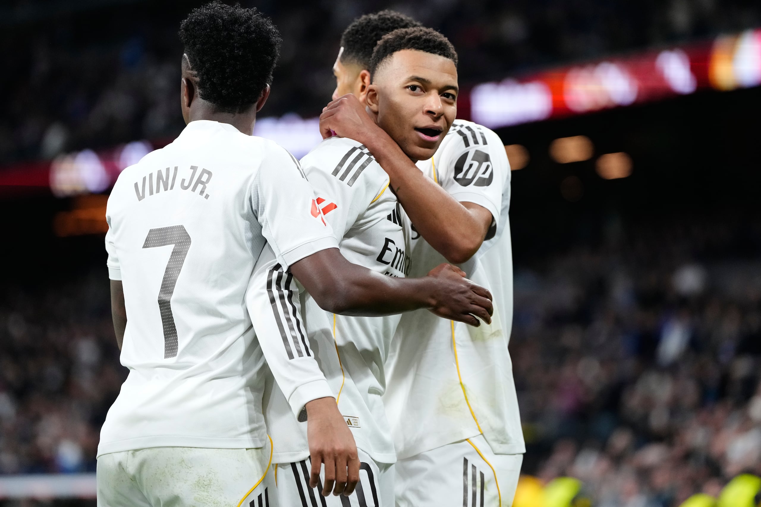 Kylian Mbappé celebra tras anotar de penal el primer gol del Real Madrid en la victoria ante Levante en la Liga de España, el sábado 17 de enero de 2026.