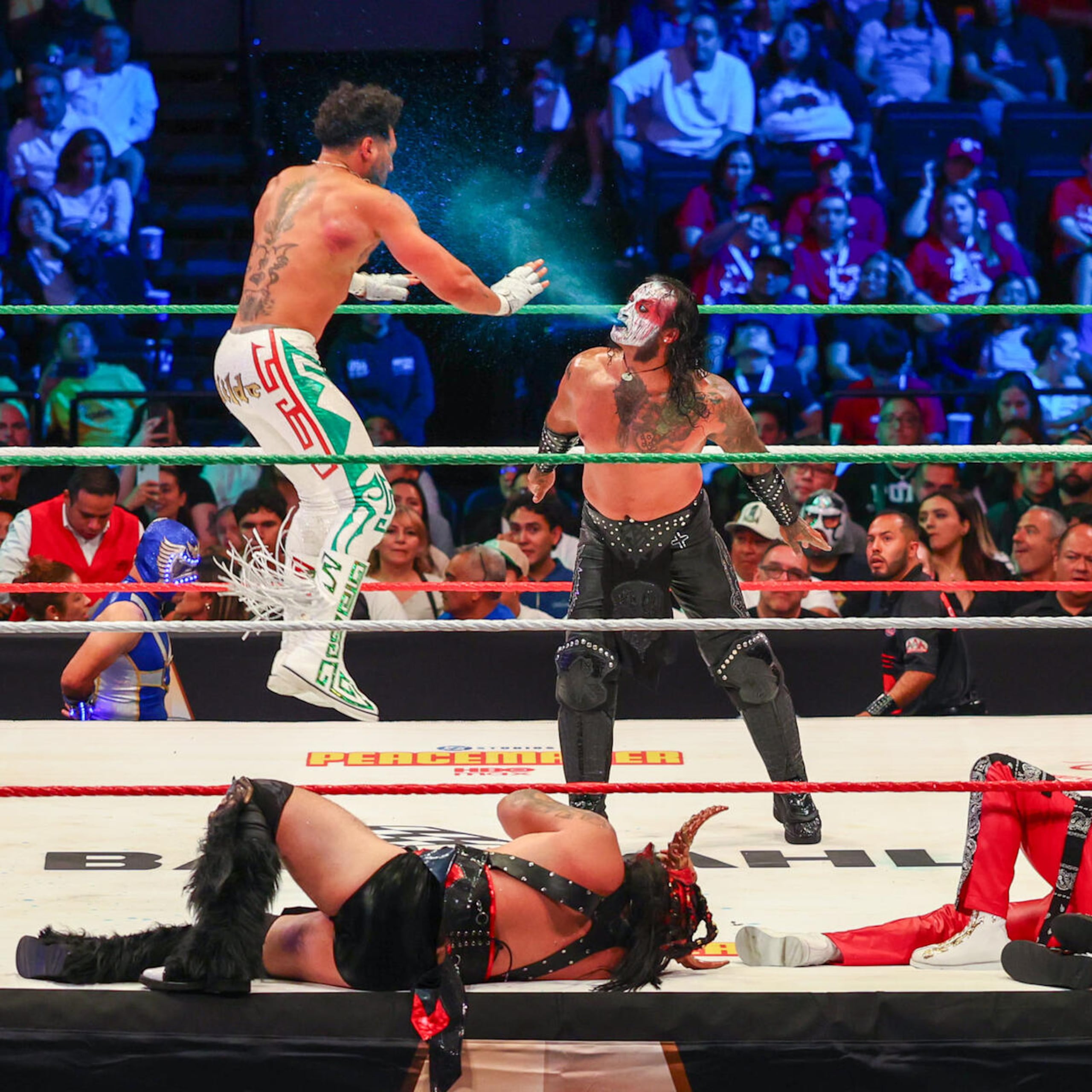 Mecha Wolf, a la derecha, en la lucha por la Copa Bardahl en Triplemanía XXXIII.