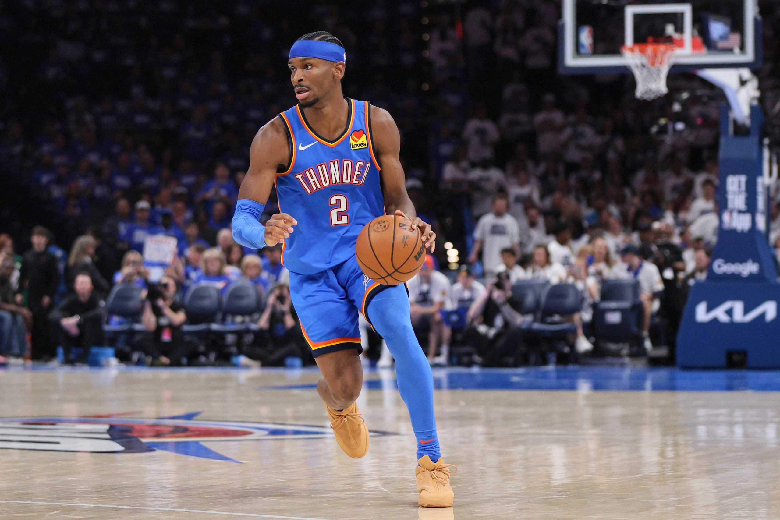 Shai Gilgeous-Alexander, armador del Thunder de Oklahoma City maneja el balón en el quinto juego de la final de la Conferencia del Oeste.