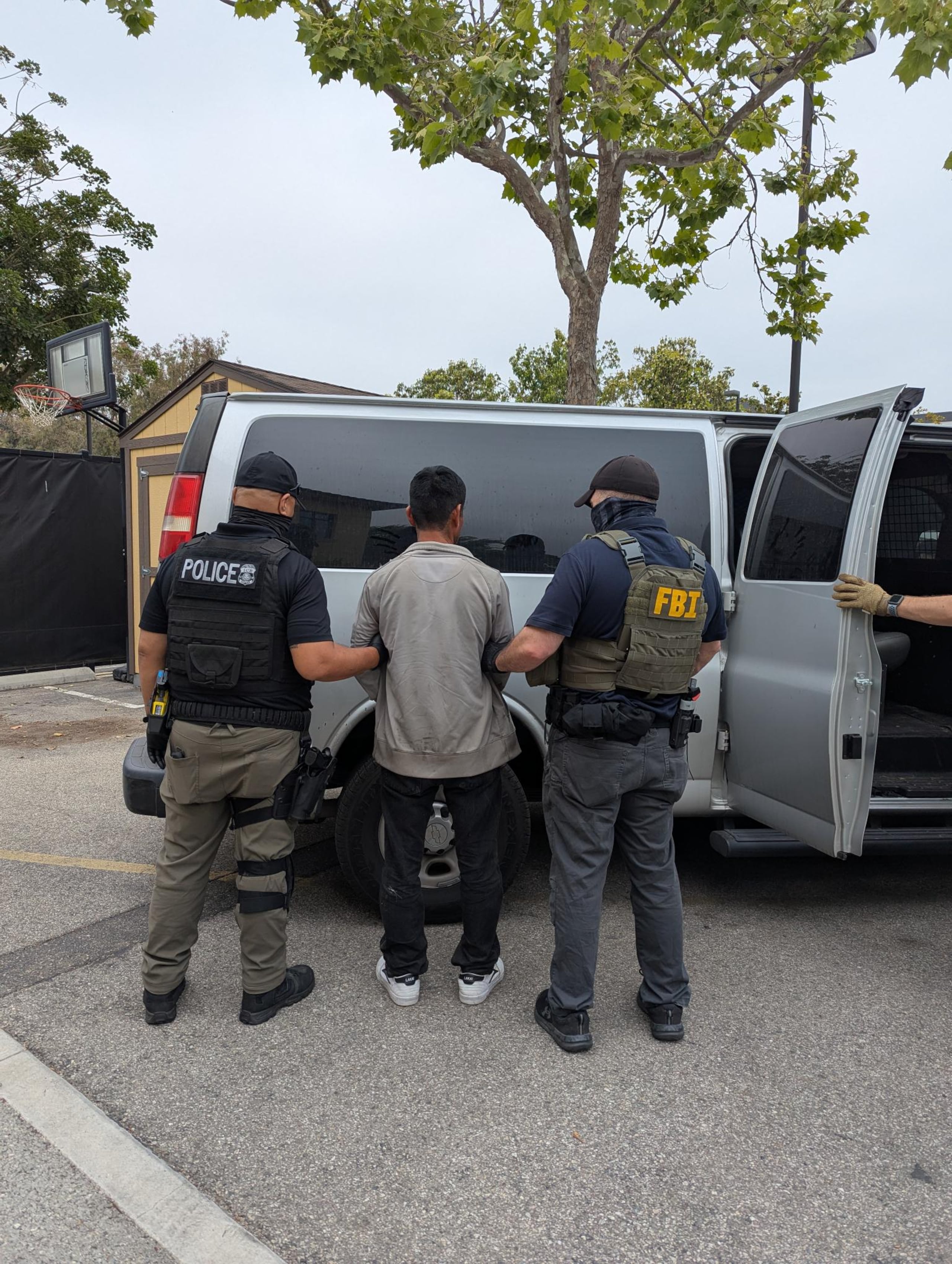 La decisión apunta a que esta campaña de arrestos de inmigrantes está perjudicando a industrias y a circunscripciones electorales cuyo apoyo Trump quiere conservar.