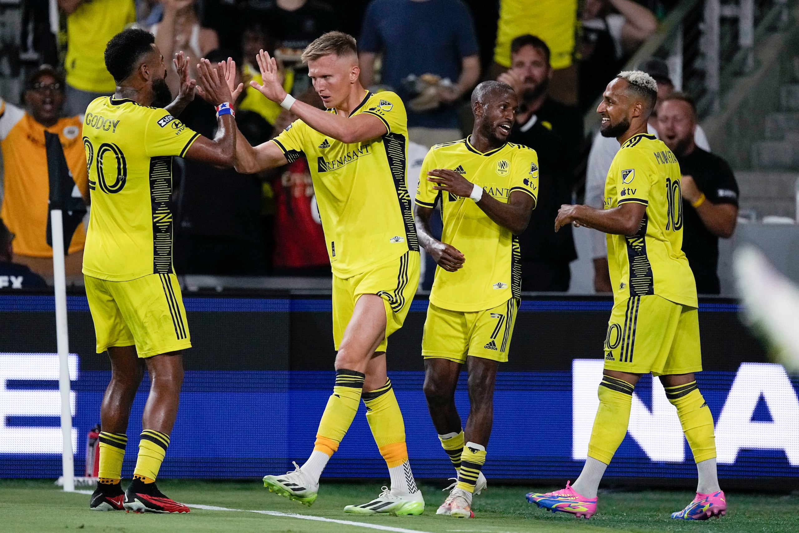 Sam Surridge (2do de izquierda a derecha), del Nashville, festeja con Aníbal Godoy (20), Fafá Picault y Hany Mukhtar (derecha), tras anotar ante Monterrey en la Leagues Cup, el martes 15 de agosto de 2023 (AP Foto/George Walker IV)