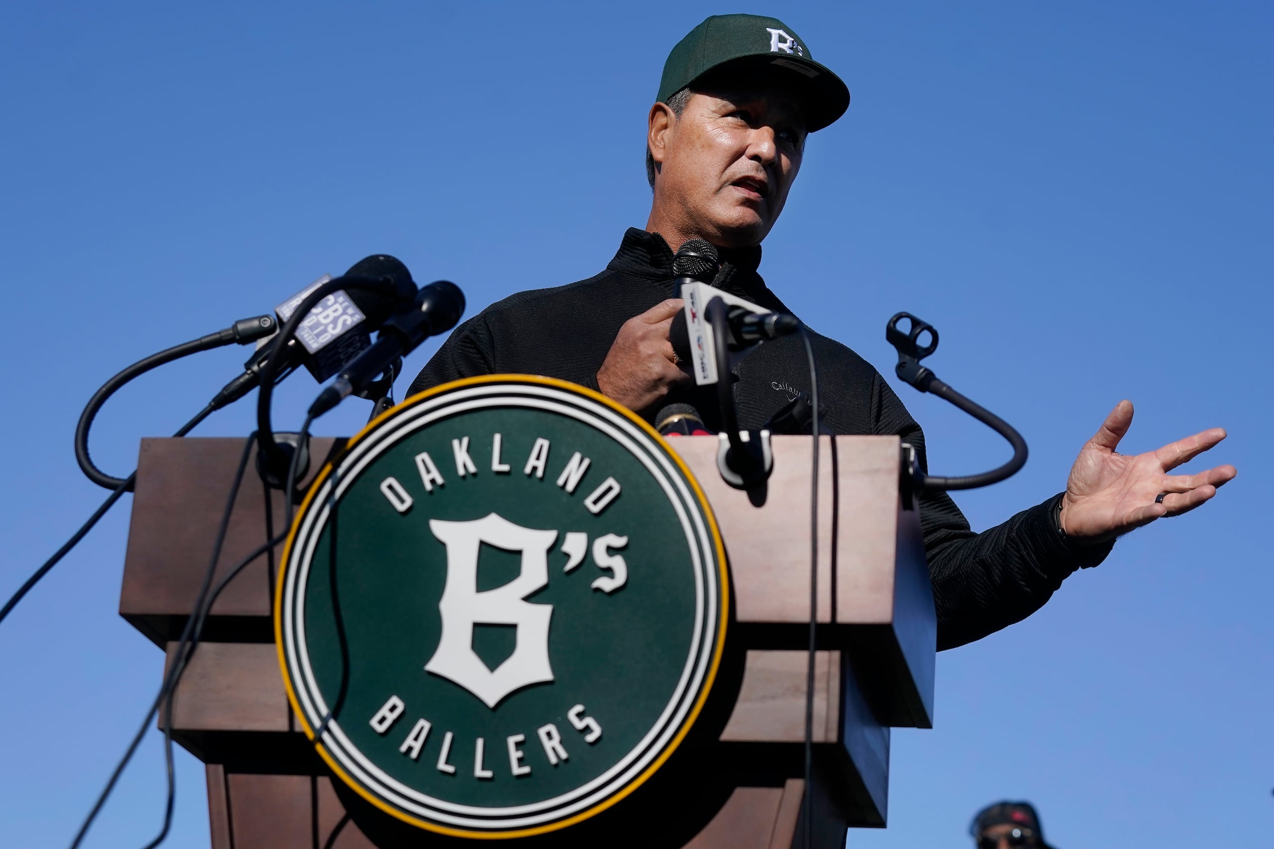 Don Wakamatsu, vicepresidente ejecutivo de operaciones de béisbol de los Ballers de Oakland, habla durante una conferencia de prensa en Laney College, en Oakland, California, el martes 28 de noviembre de 2023. Un nuevo equipo independiente de béisbol llamado Ballers de Oakland comenzará a jugar la próxima primavera  y abrazar a los leales fanáticos de los Atléticos que están desconsolados por la partida planificada de su club a Las Vegas.