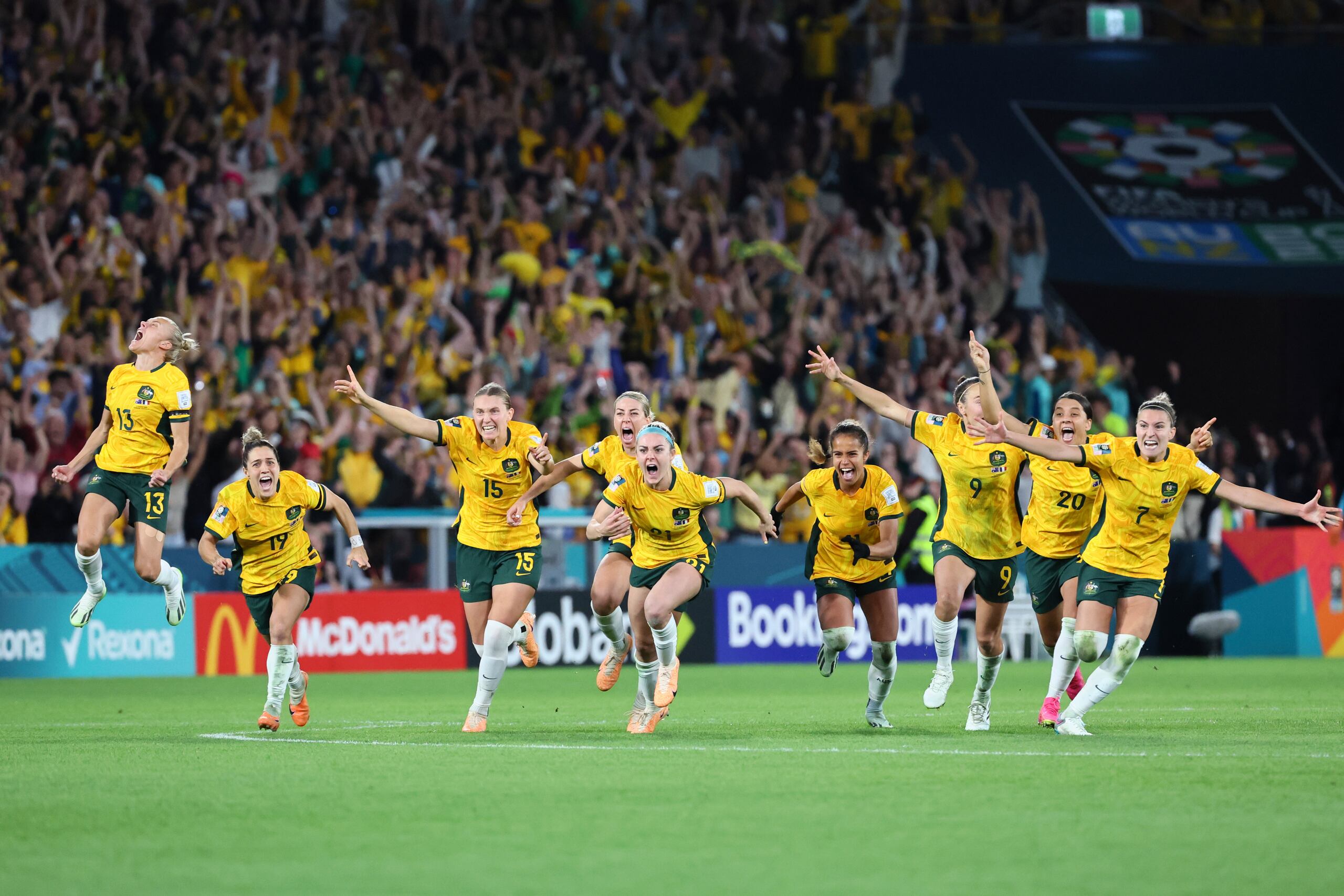 Las jugadoras australianas celebran la victoria ante Francia en los cuartos de final de la Copa Mundial femenina el sábado 12 de agosto del 2023.
