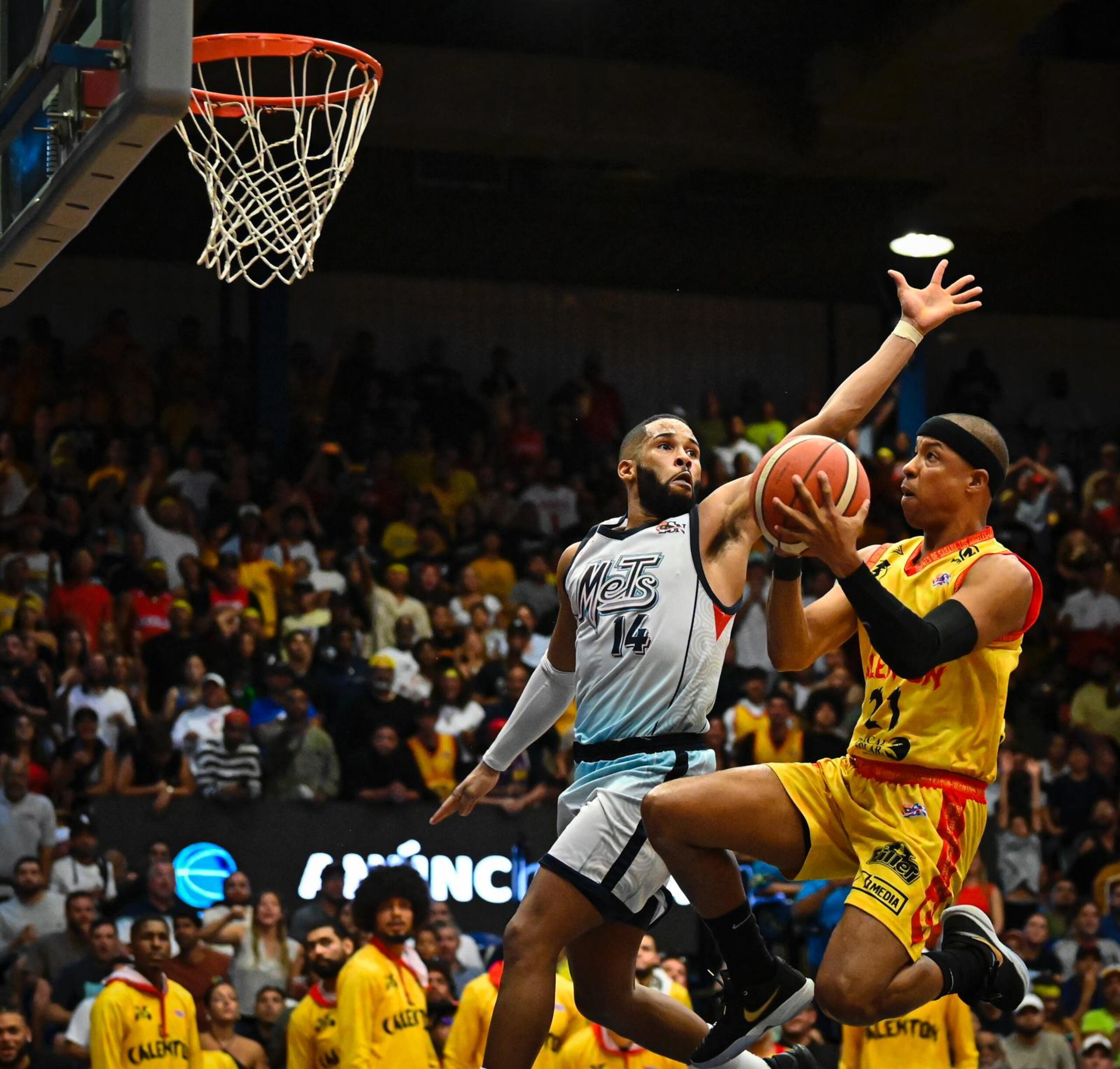 Filiberto Rivera, aquí en una penetración ante Gary Browne, es de los carolinenses ansiando finalmente un campeonato para su pueblo.