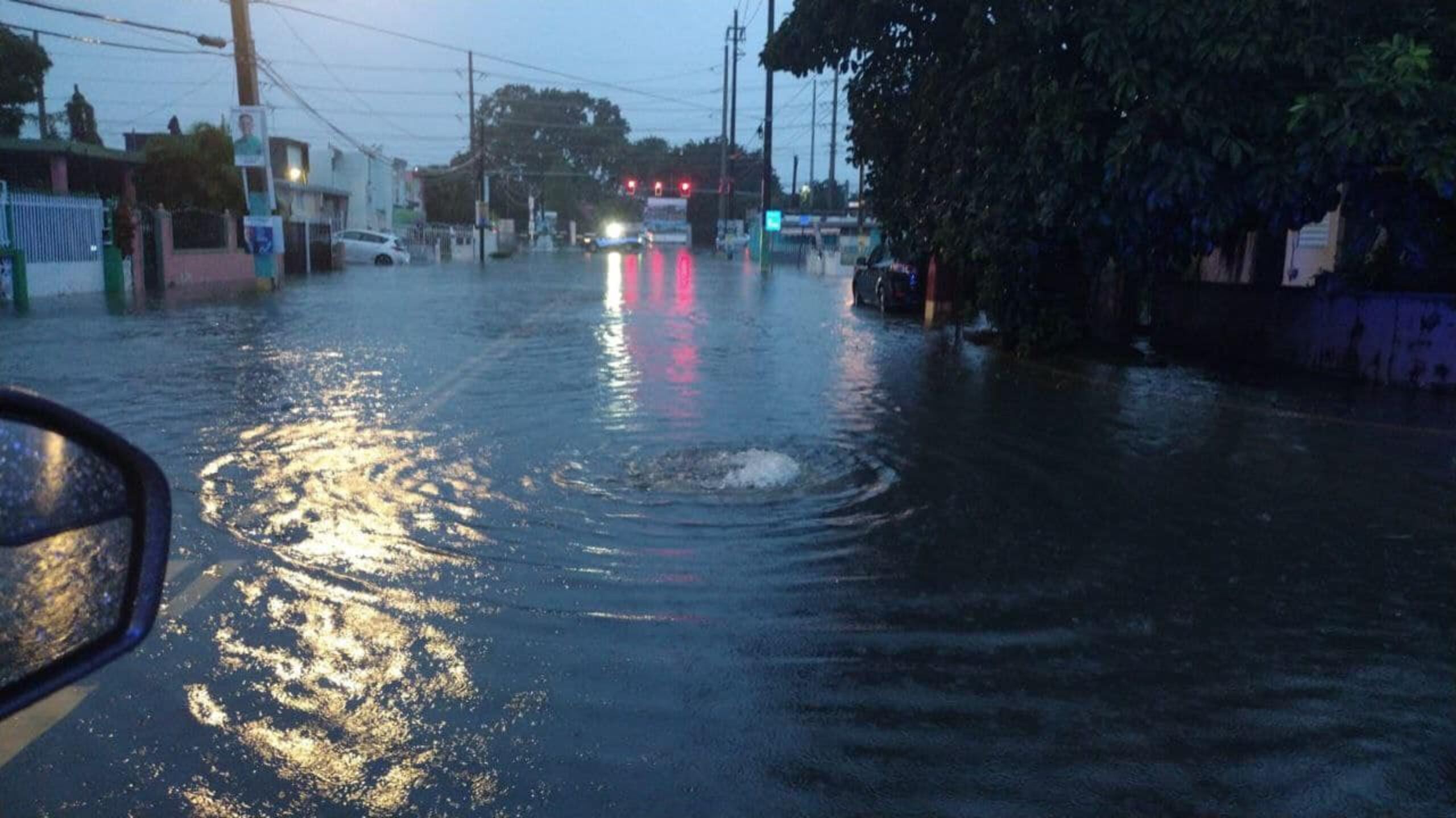 Foto de archivo de inundaciones en las carreteras.