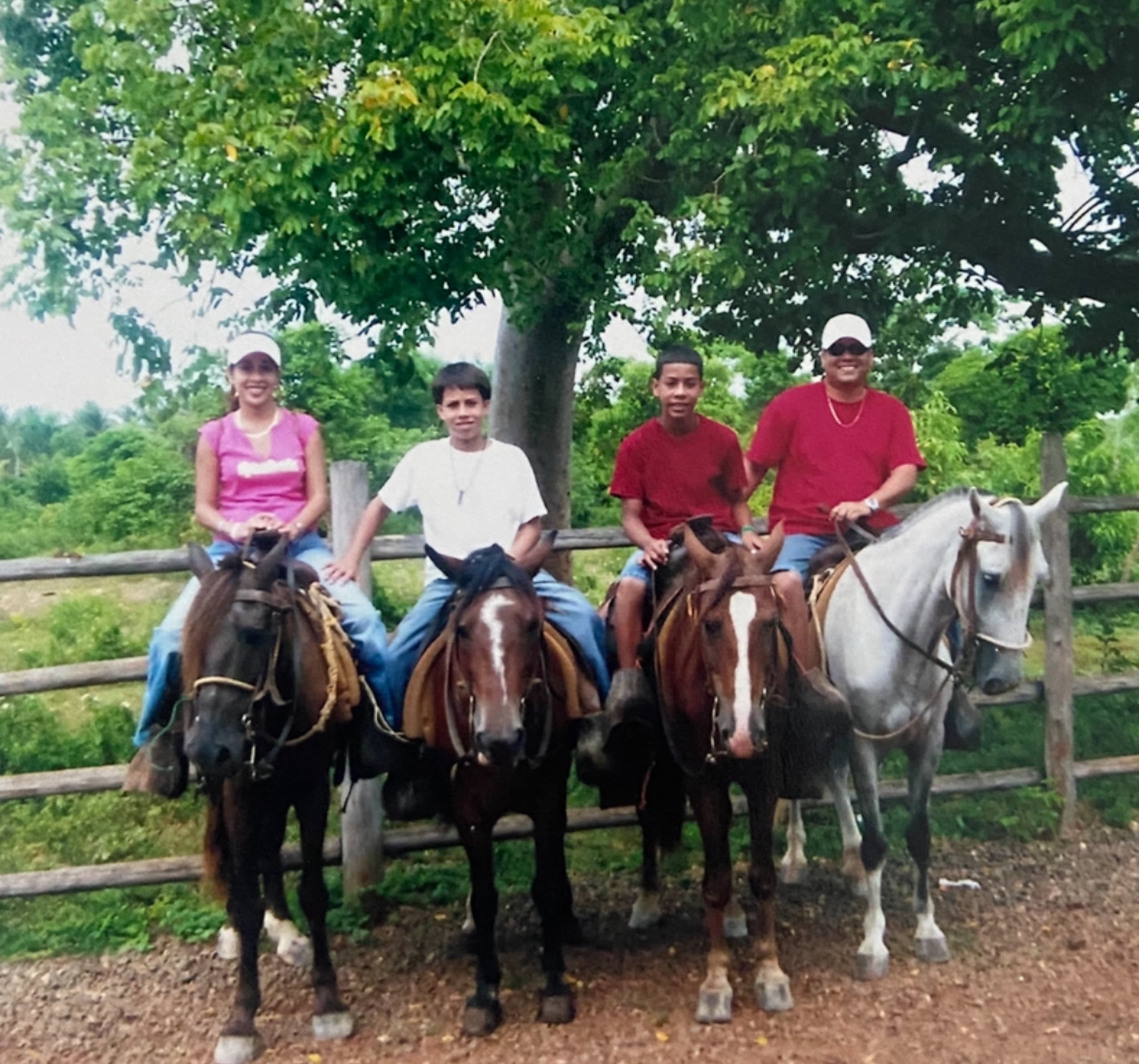 En esta otra foto aparecen Vilma, madre de los jinetes, y unos adolescentes Irad Jr. y José Luis, y su padre Irad Ortiz.