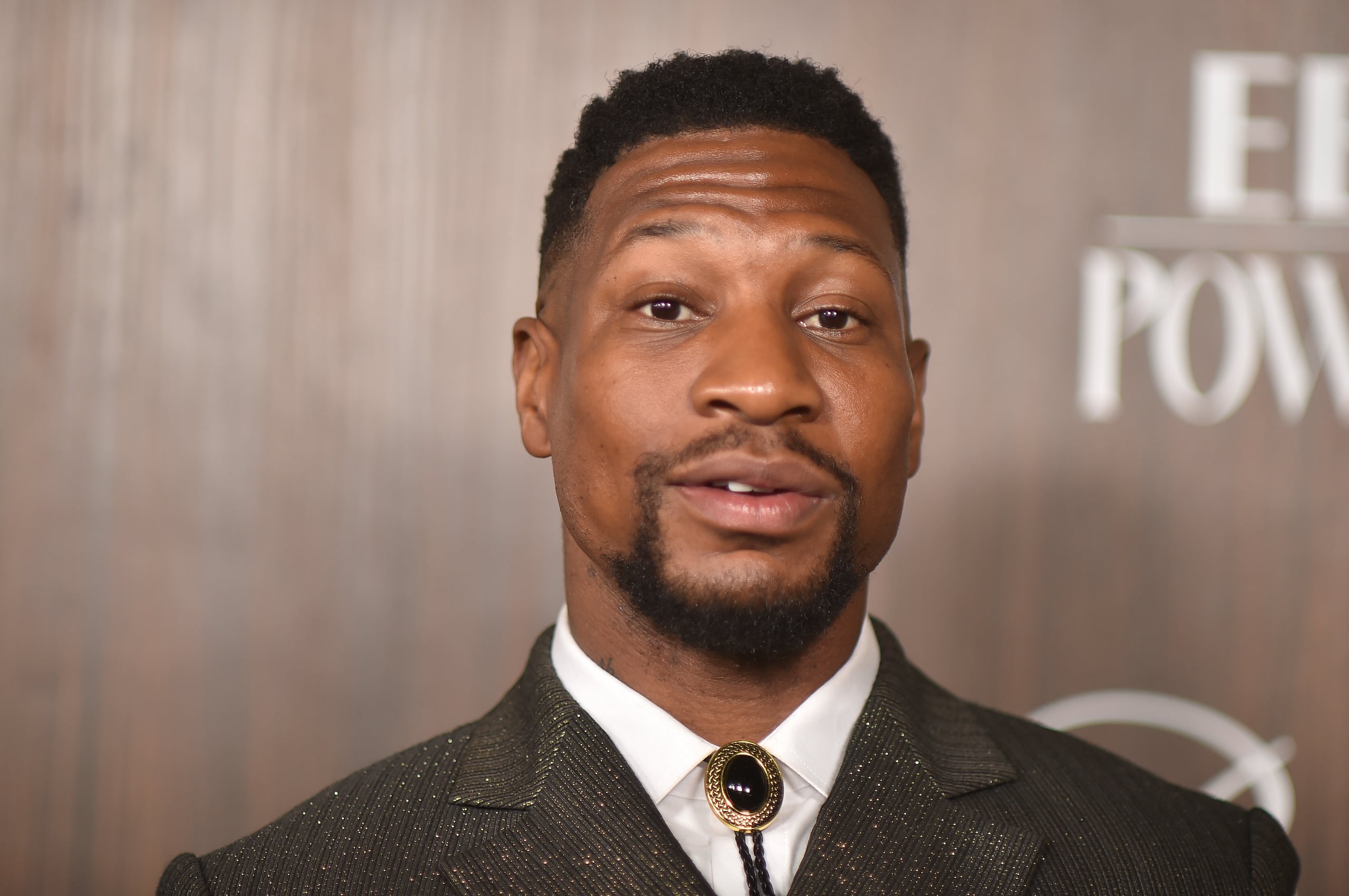 Jonathan Majors llega a EBONY Power 100 el domingo, 17 de noviembre de 2024, en nya studios WEST en Los Angeles. (foto Richard Shotwell/Invision/AP)