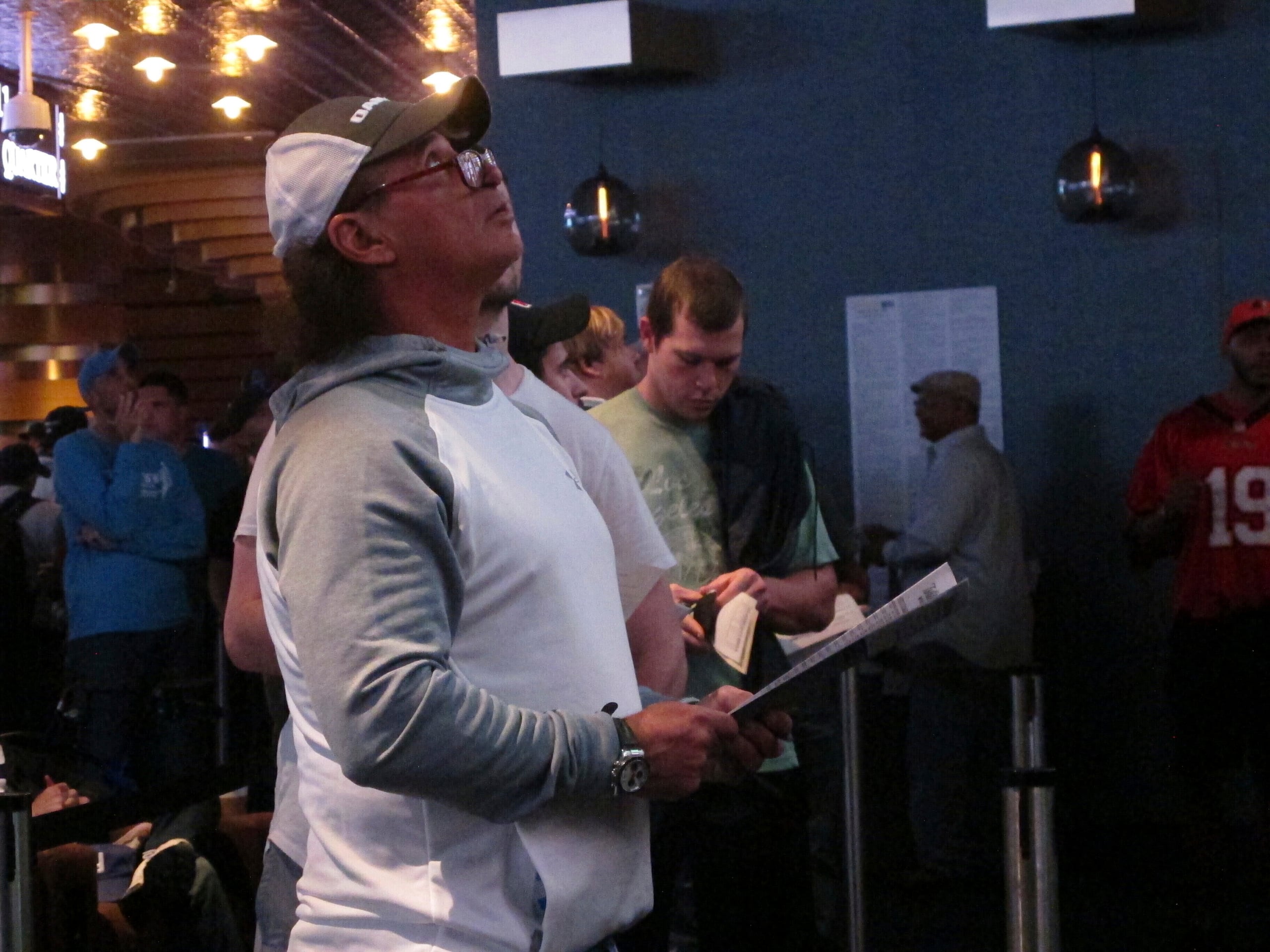 Aficionado se prepara para presentar una apuesta en el Ocean Casino Resort en Atlantic City, Nueva Jerset el 9 de septiembre del 2018. (AP Foto/Wayne Parry)