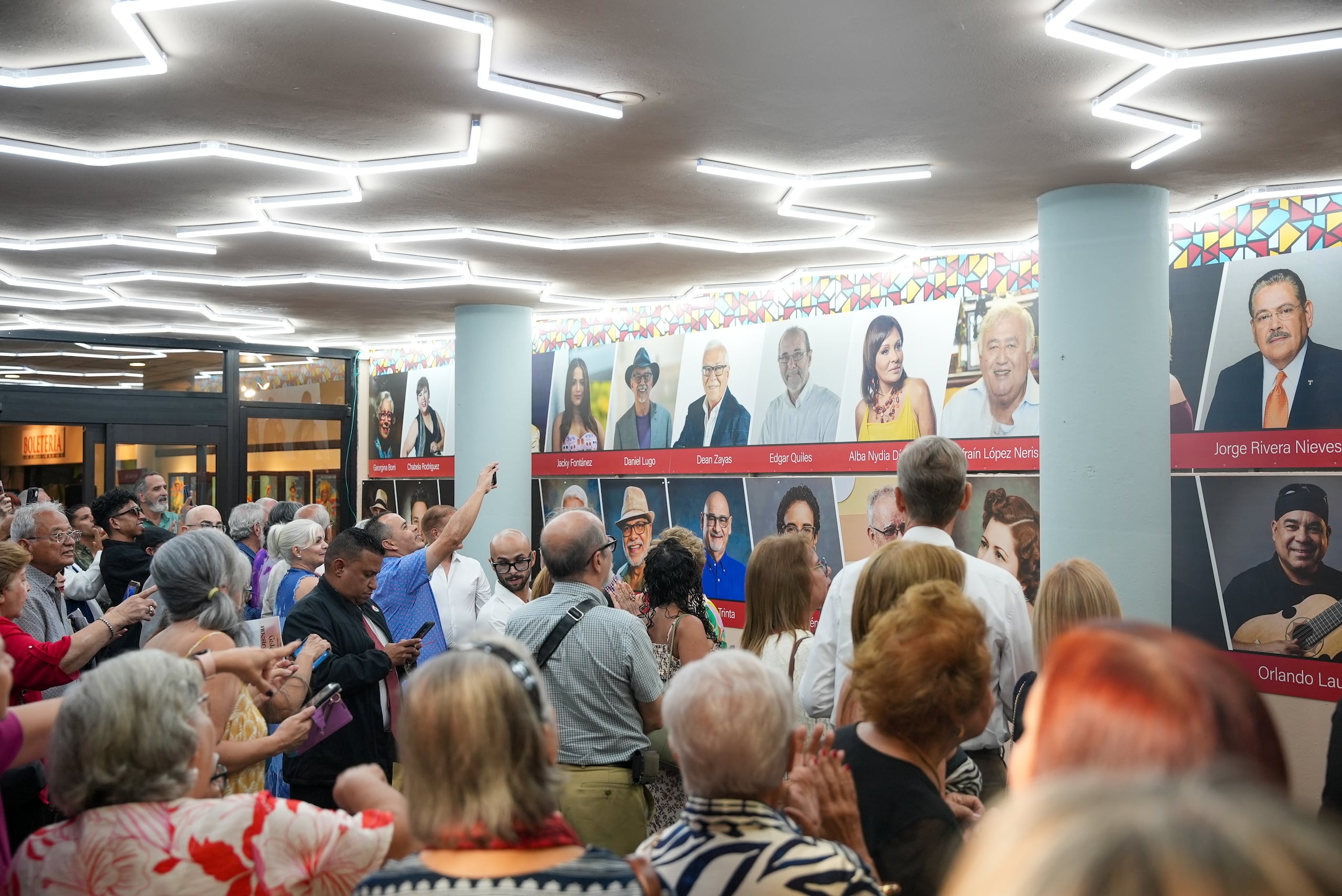 28 figuras del mundo de las artes, la cultura y las letras fueron exaltados en la exposición disponible en el área del estacionamiento del Bellas Artes de Caguas.