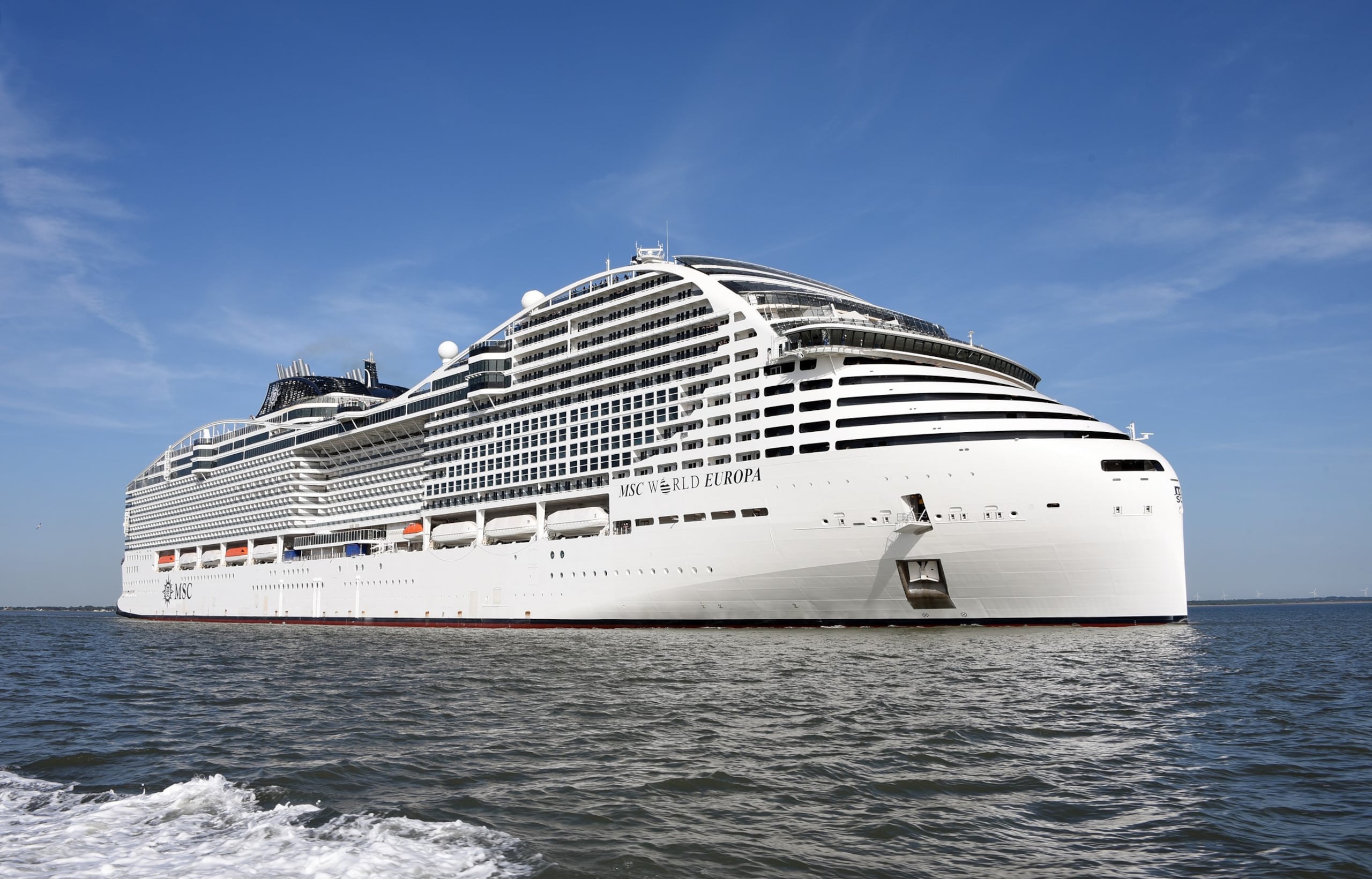 El capitán del crucero MSC World Europa ha verificado un “problema de naturaleza eléctrica” en los motores del crucero.