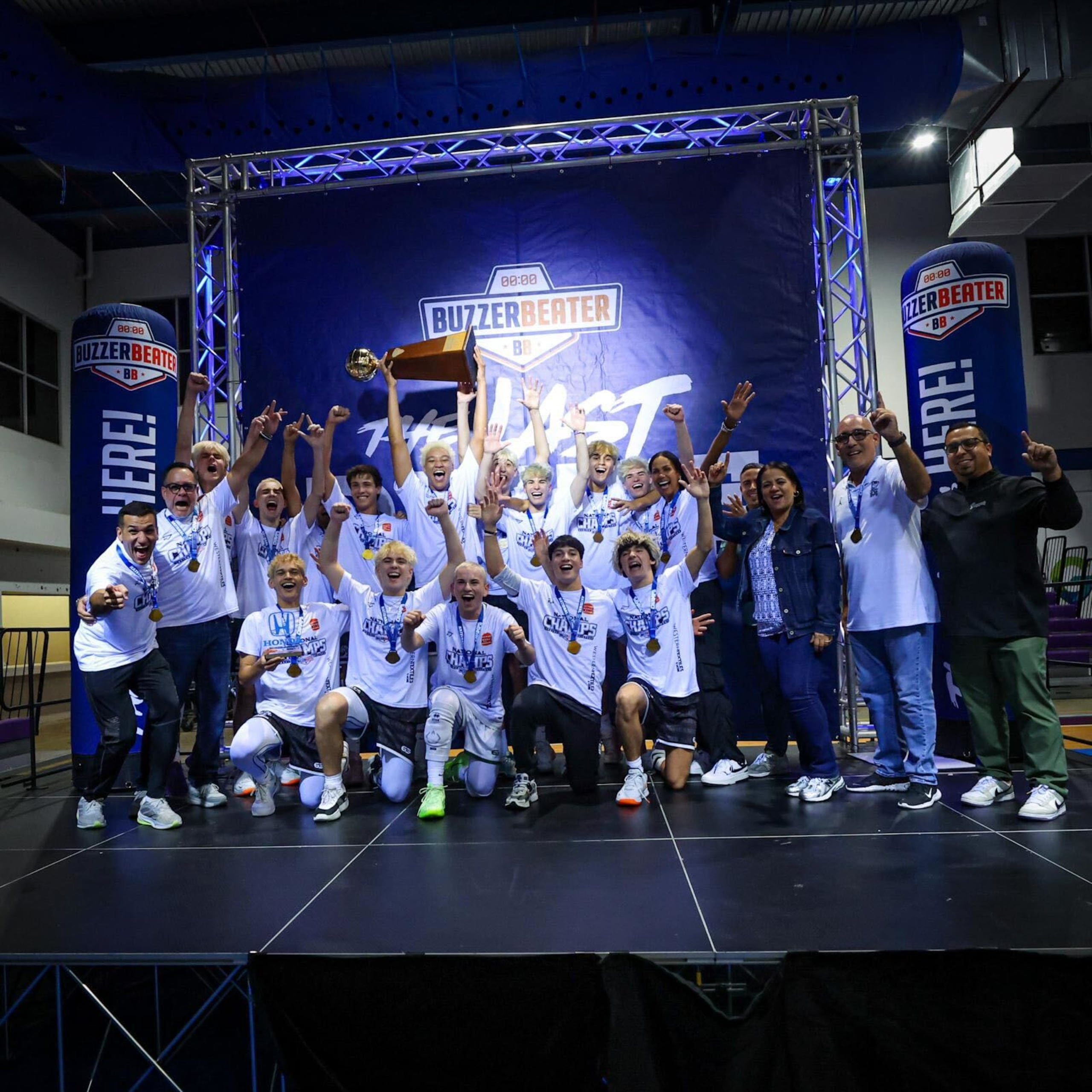 Los jugadores de Saint John's School levantan la Copa Buzzer Beater.