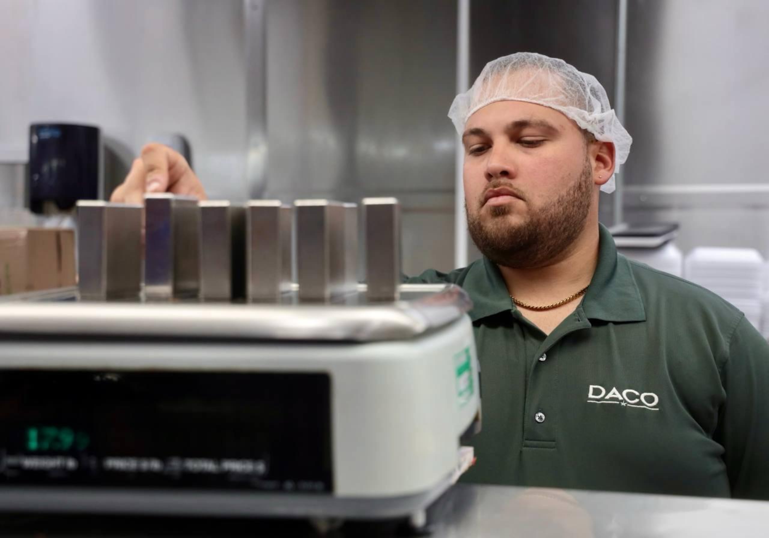 Parte de los detalles que vela Daco en su inspección es saber si las balanzas donde se establece el peso del producto están equilibradas.